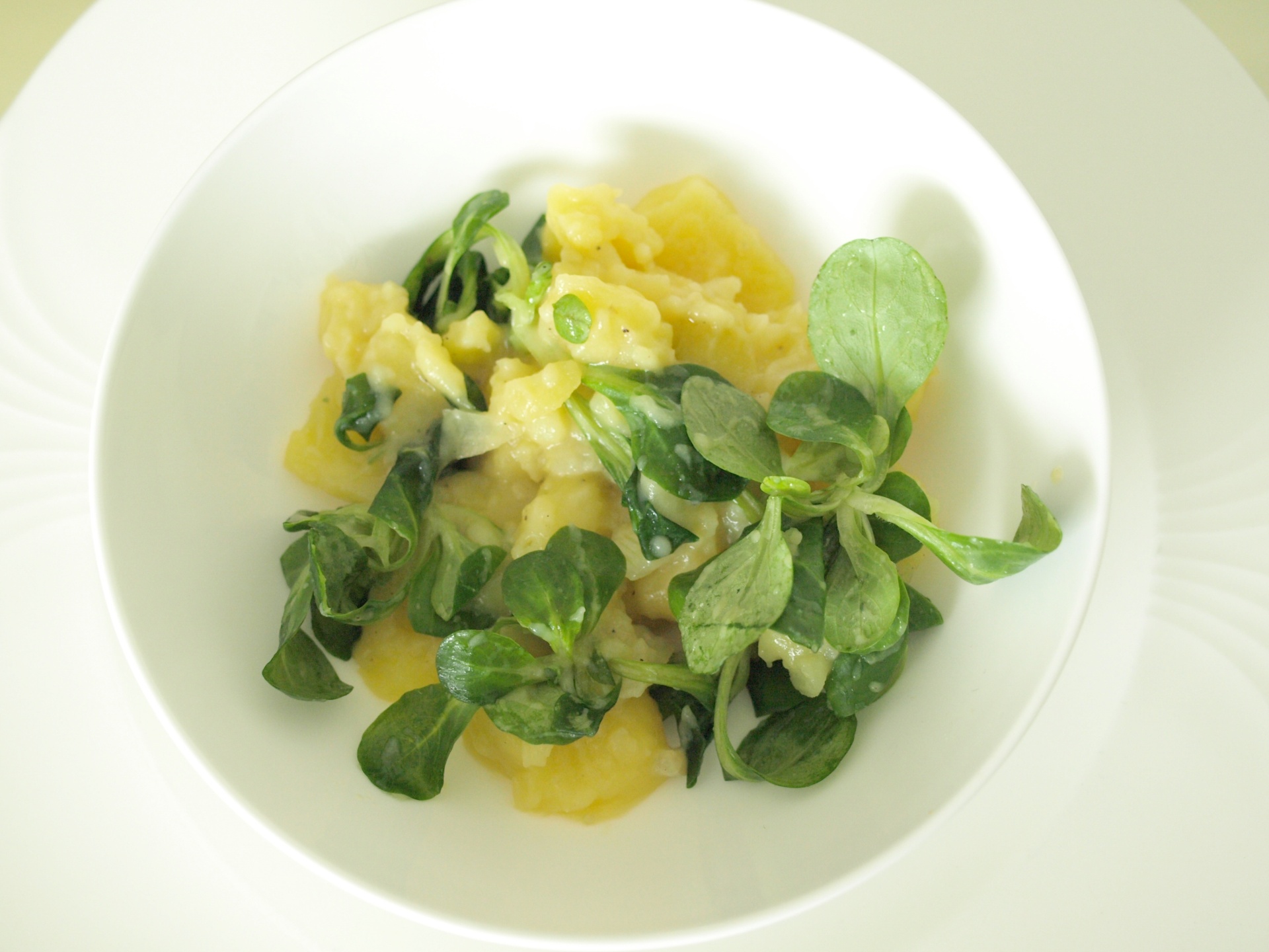 Kartoffelsalat, gemischt mit Feldsalat
