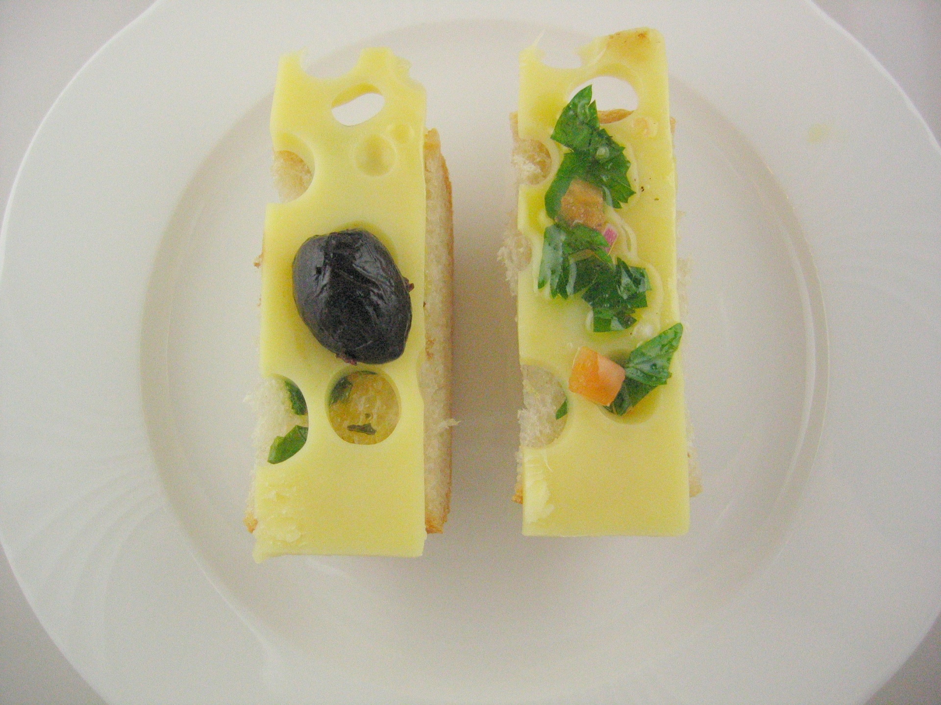 Canaps mit Emmentaler