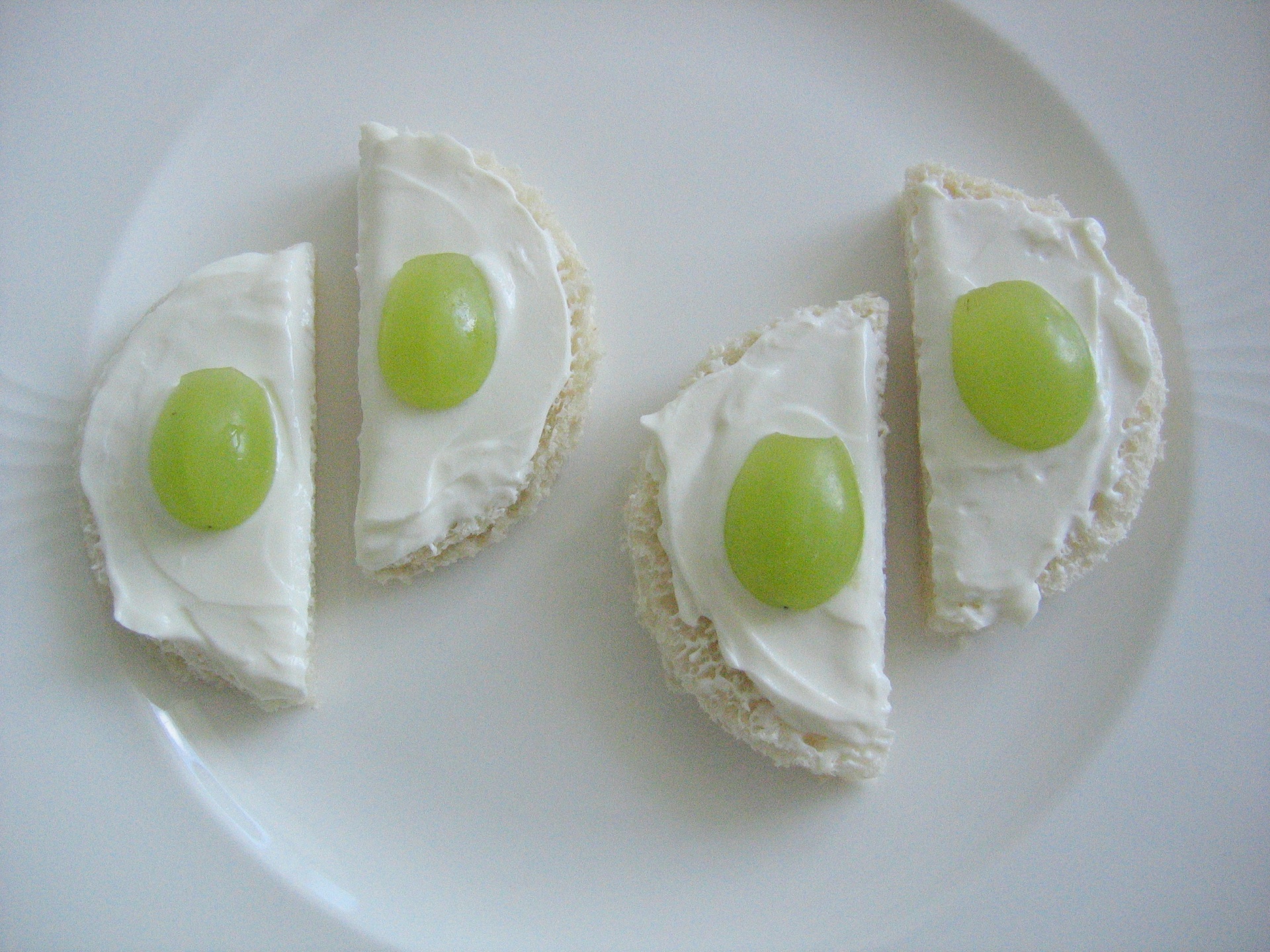 Canaps mit Frischkse und Trauben