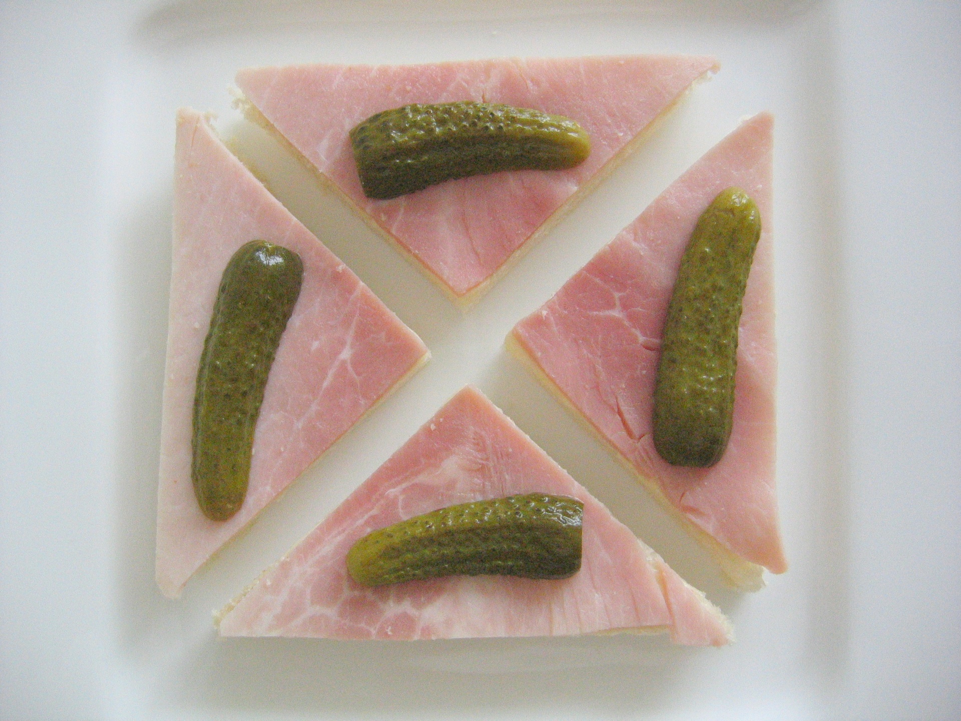 Canaps mit Schinken und Cornichons