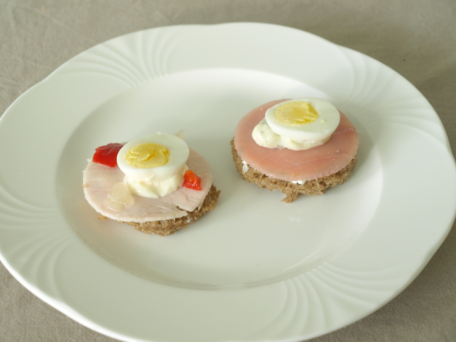 Roggenbrottaler mit Lachsschinken und
              Wachtelei