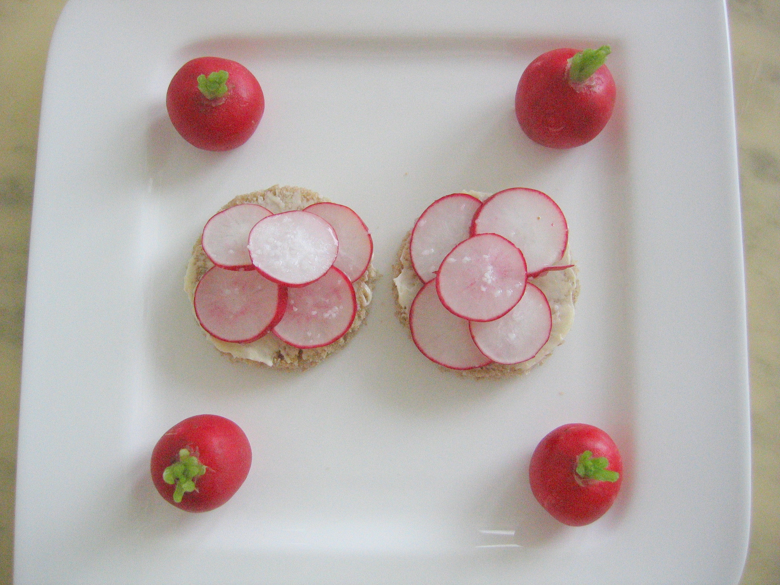 Roggenbrottaler mit Radieschen-Scheiben