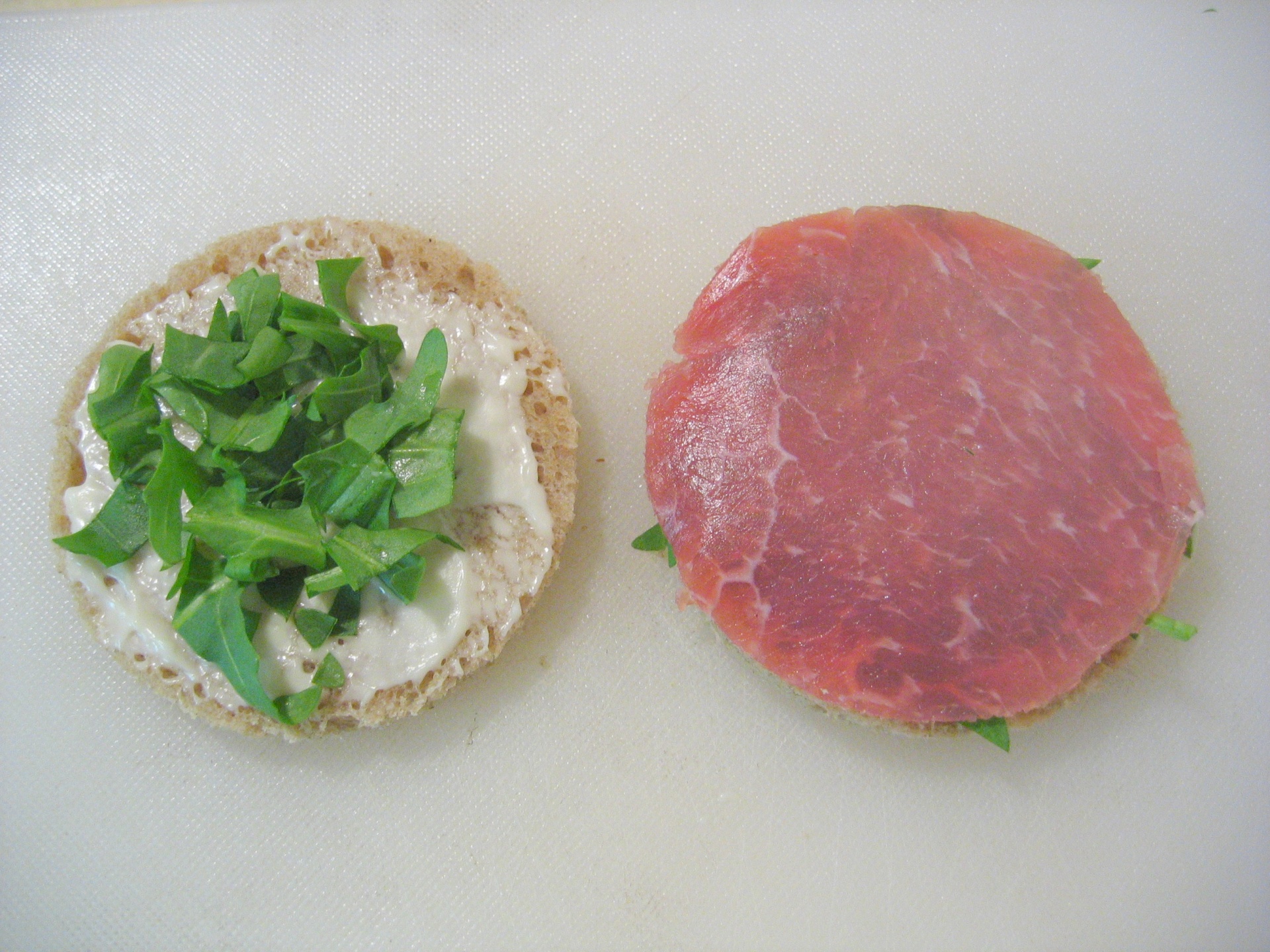 Roggenbrottaler mit Rucola und Lachsschinken