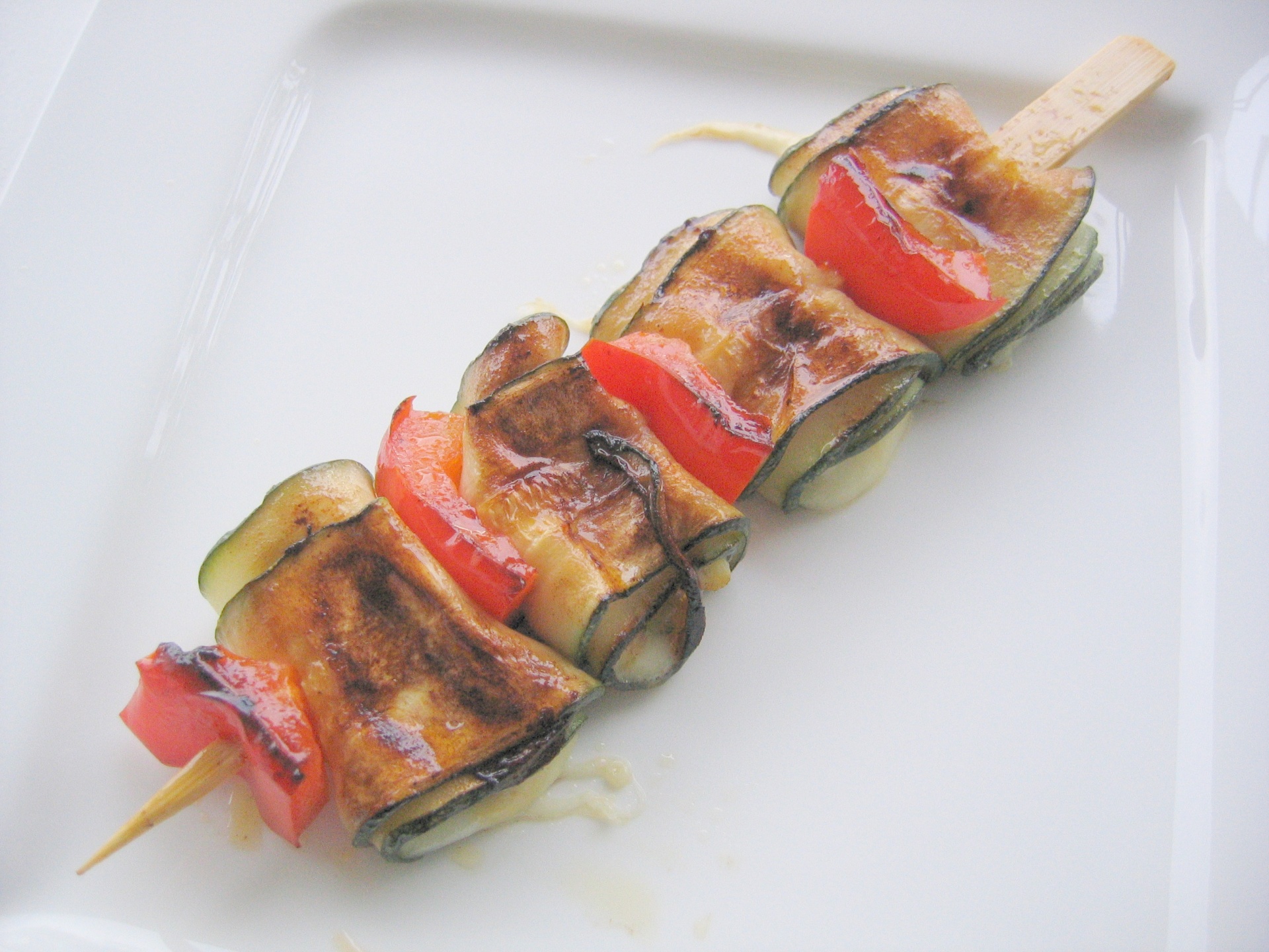 Mediterrane Gemsespiee mit Fontina-Kse