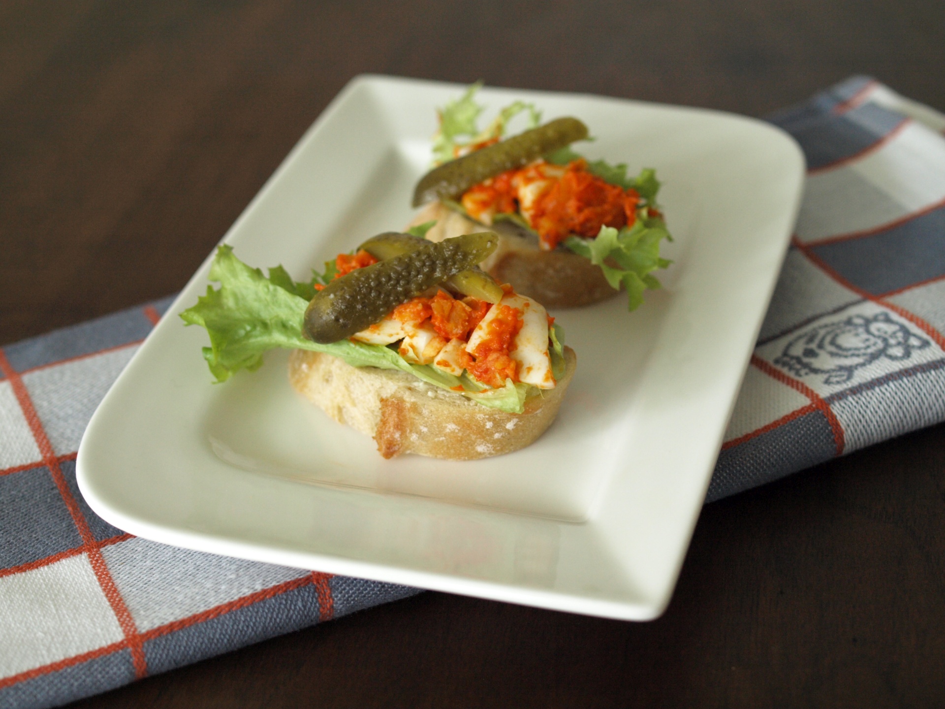Canaps mit Ajvar und gehacktem Ei