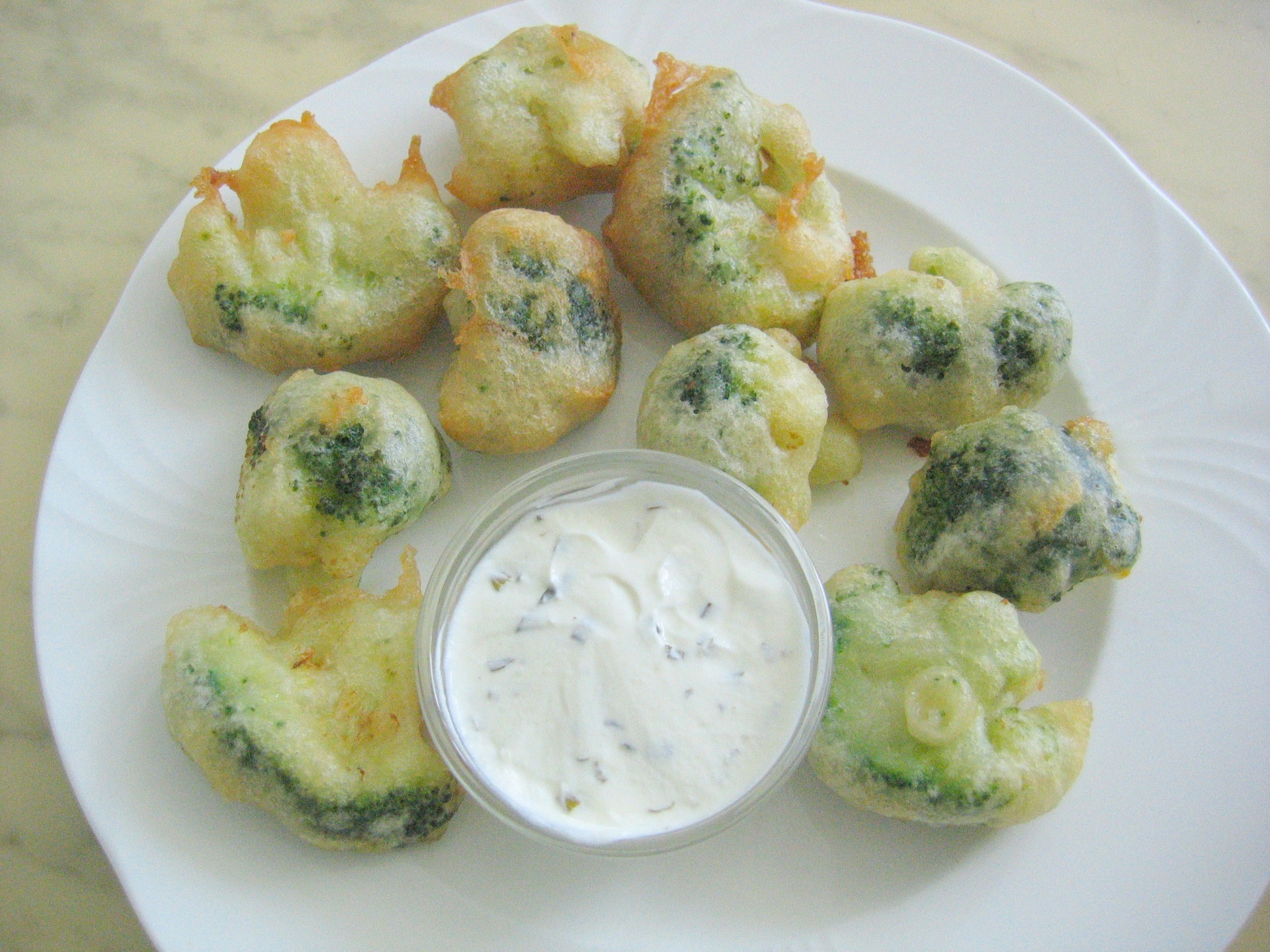 Frittierter Broccoli mit Sour Cream