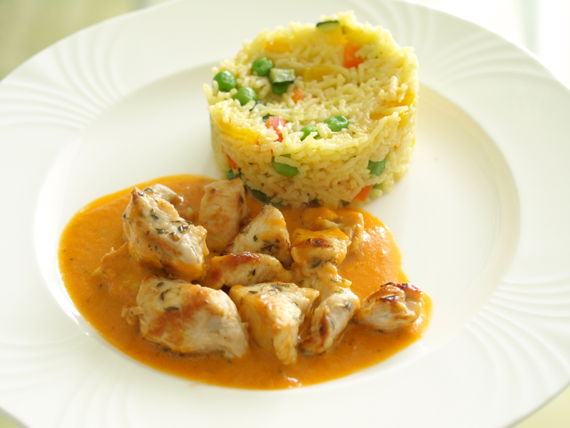 Putengeschnetzeltes mit Sauce Crole und
              mediterranem Reis