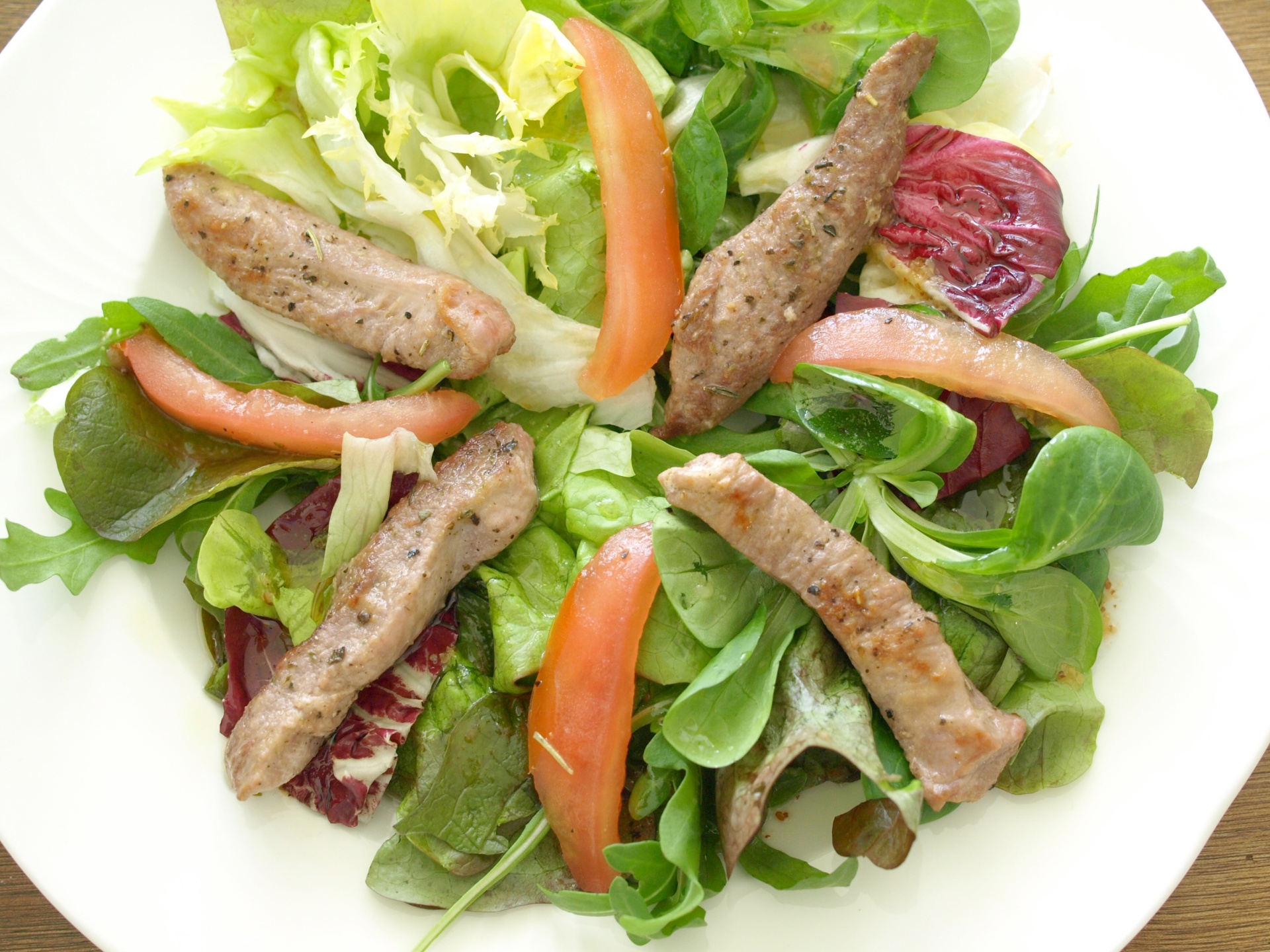 Entenbruststreifen auf Salat