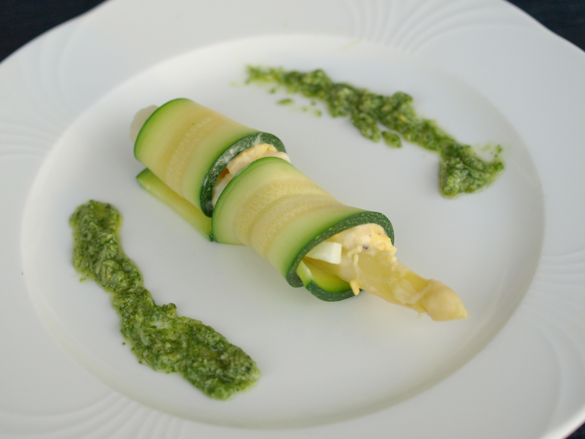 Zucchinirllchen mit Eiersalat, Spargel und
              Pesto