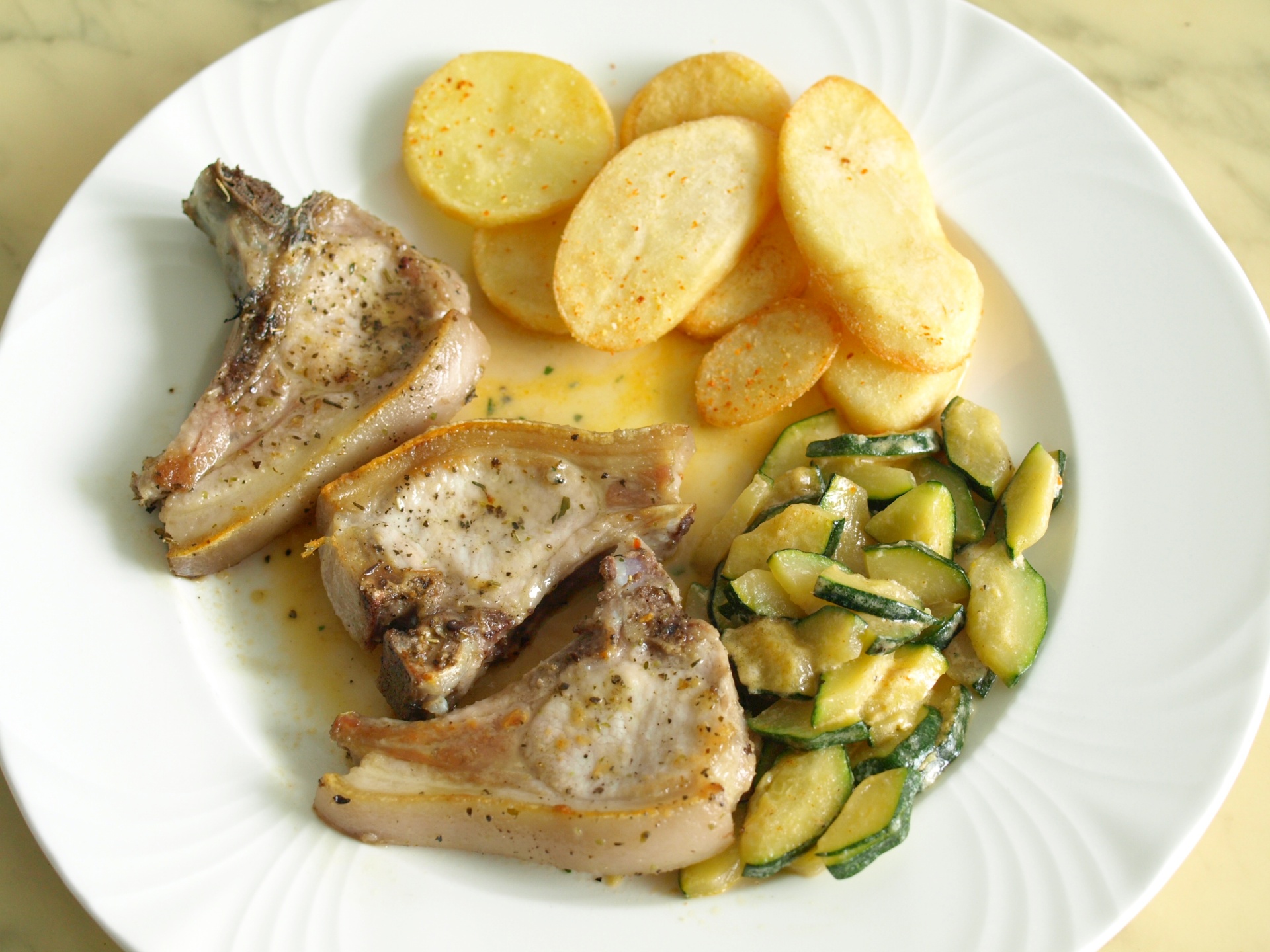 Spanferkelkoteletts mit Zucchini