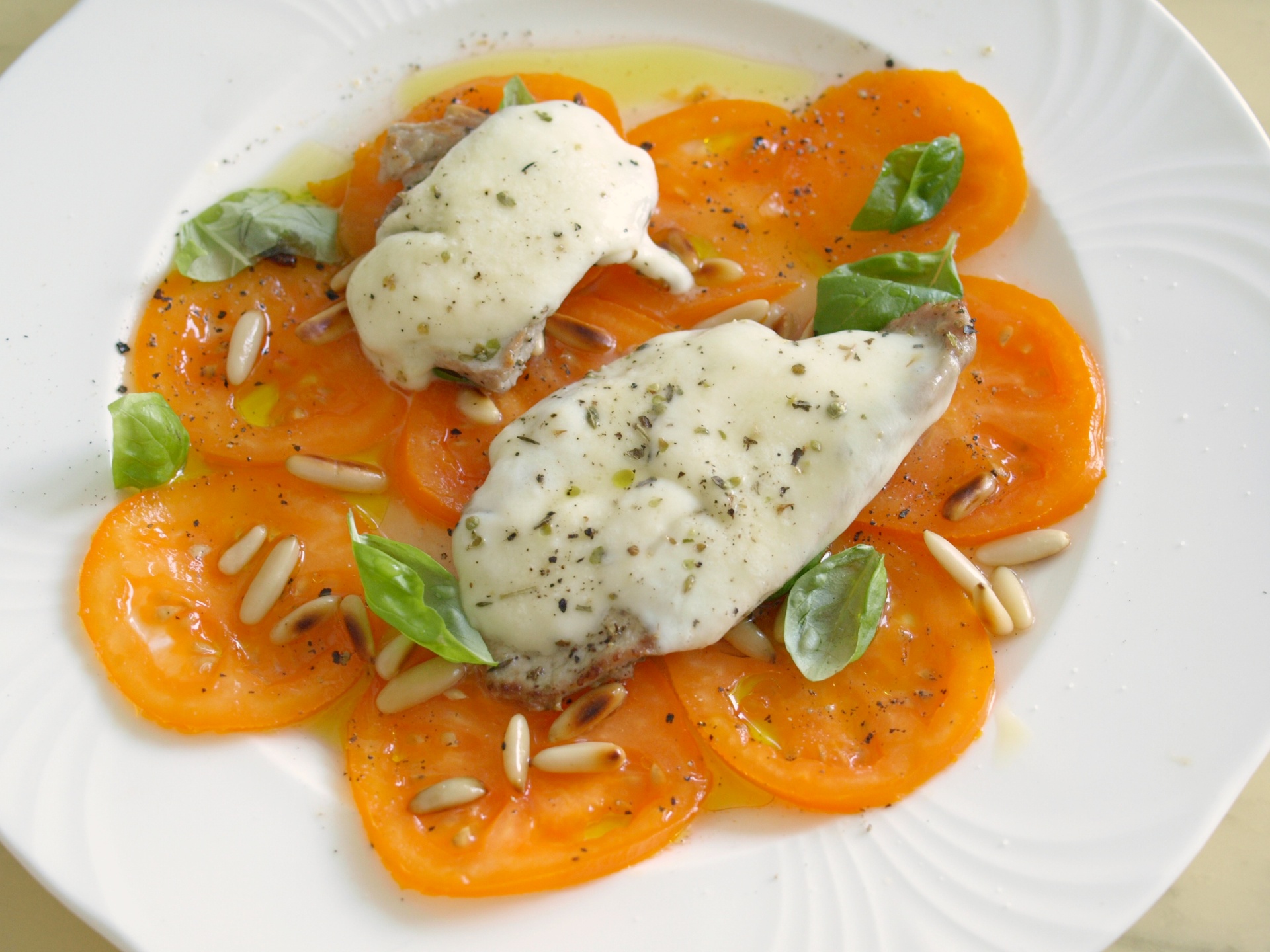 Kalbsfilet mit Mozzarella auf
              Tomatencarpaccio