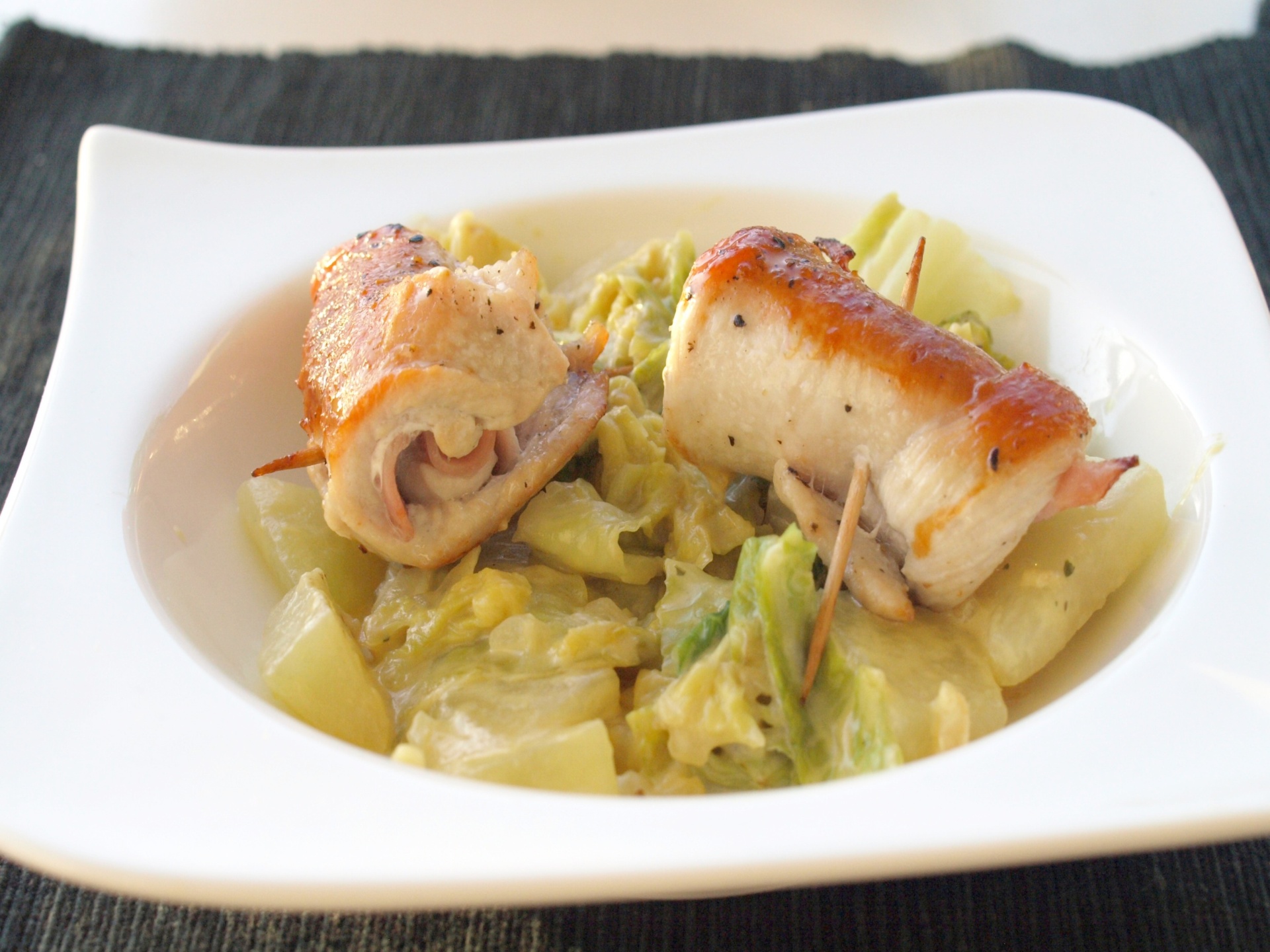 Putenrllchen mit Kohlrabi-Wirsing-Gemse