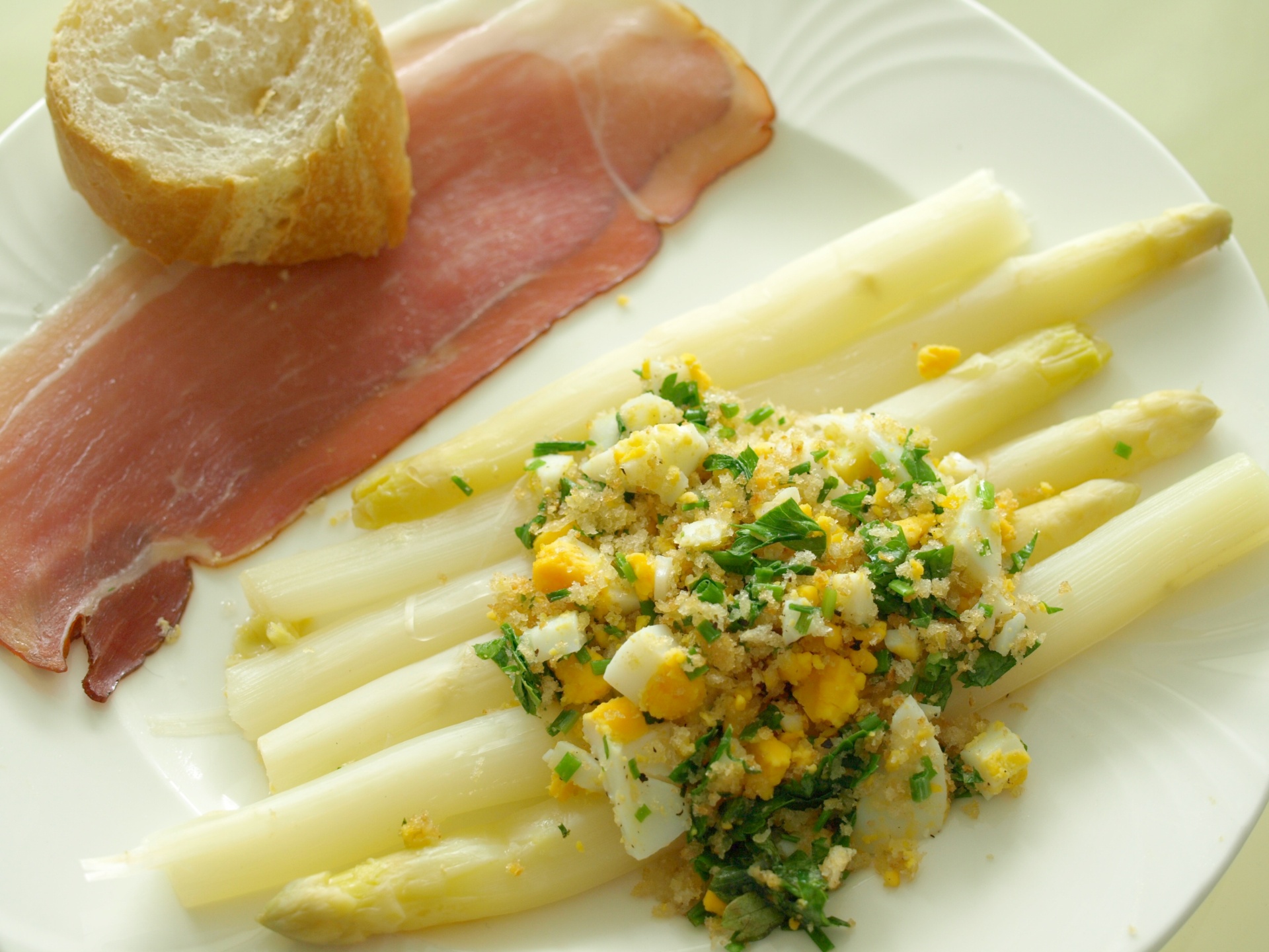 Spargel mit Kruter-Ei-Brseln