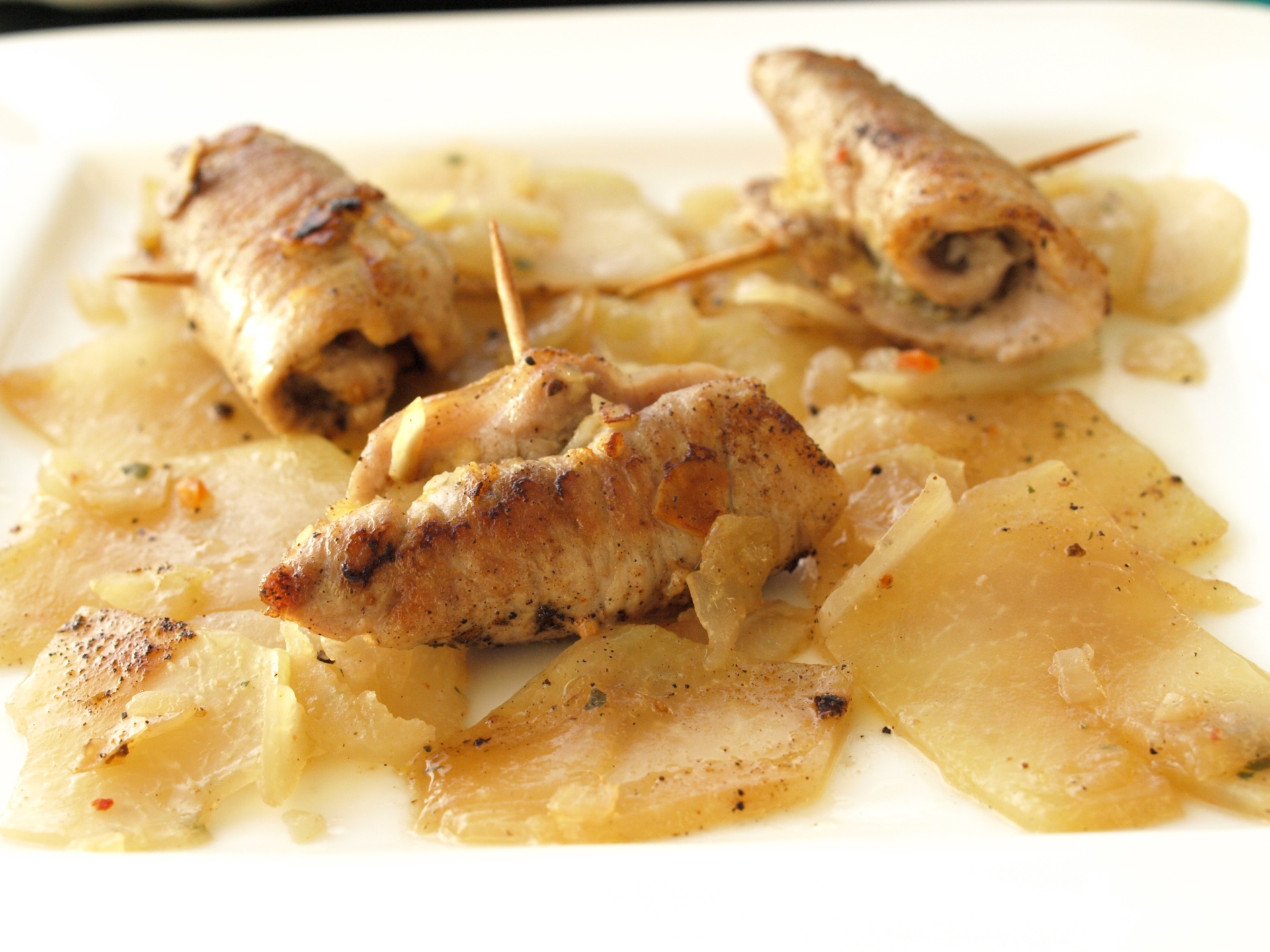 Schweinefiletrllchen auf Kohlrabi