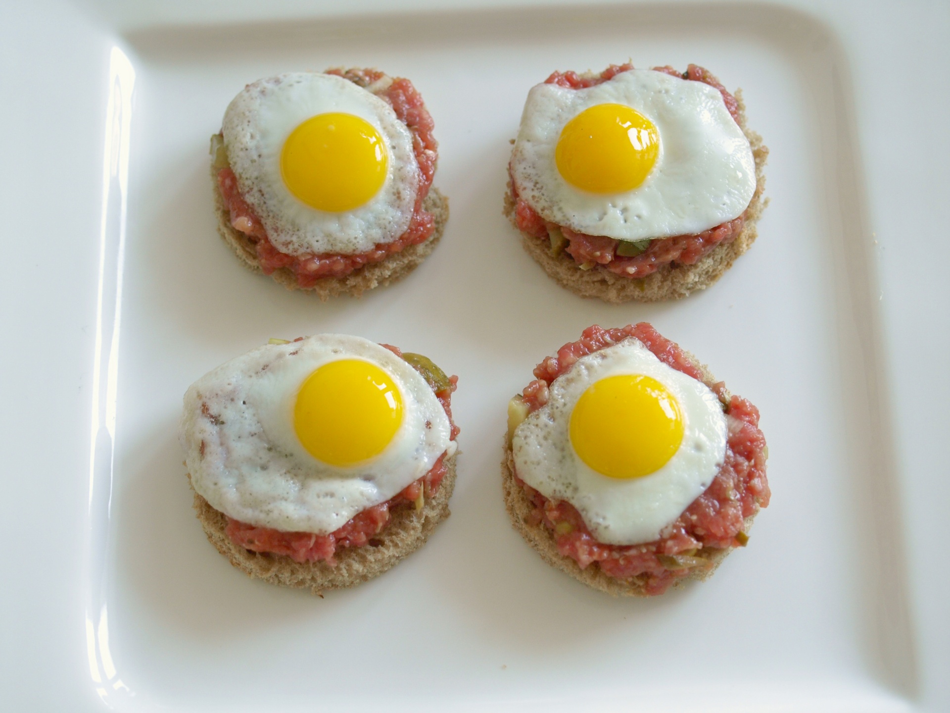 Roggenbrottaler mit Tartar und Wachtelei