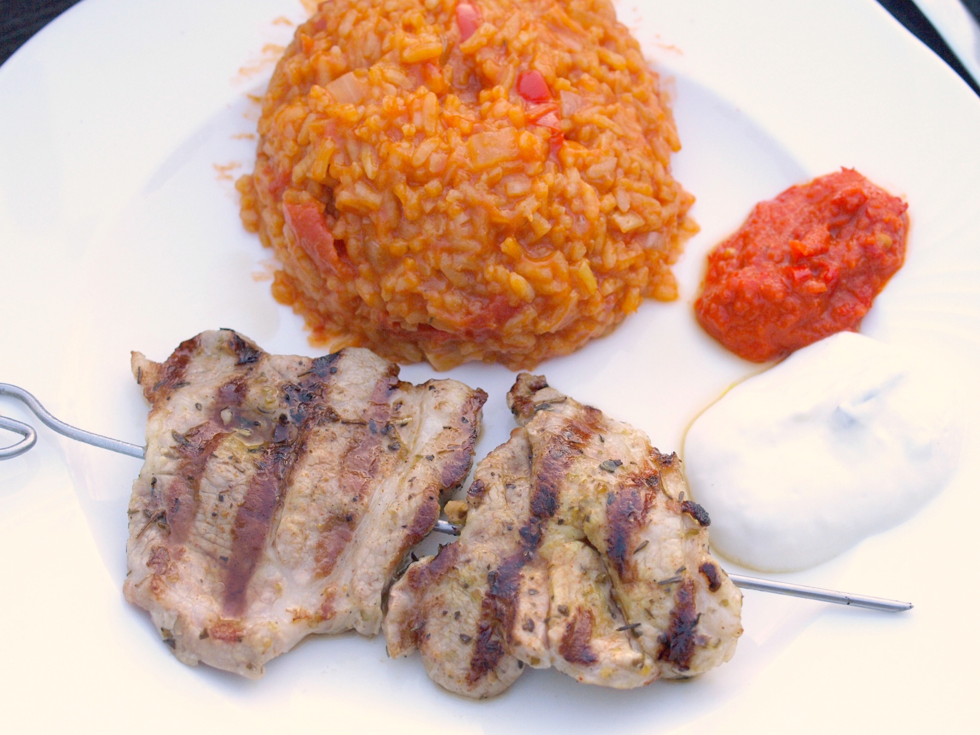 Rasnici mit Djuvec und Ajvar