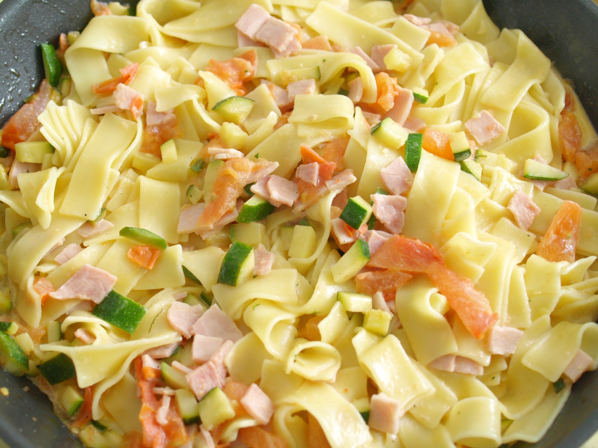 Bandnudeln mit Schinken, Zucchini und Tomaten