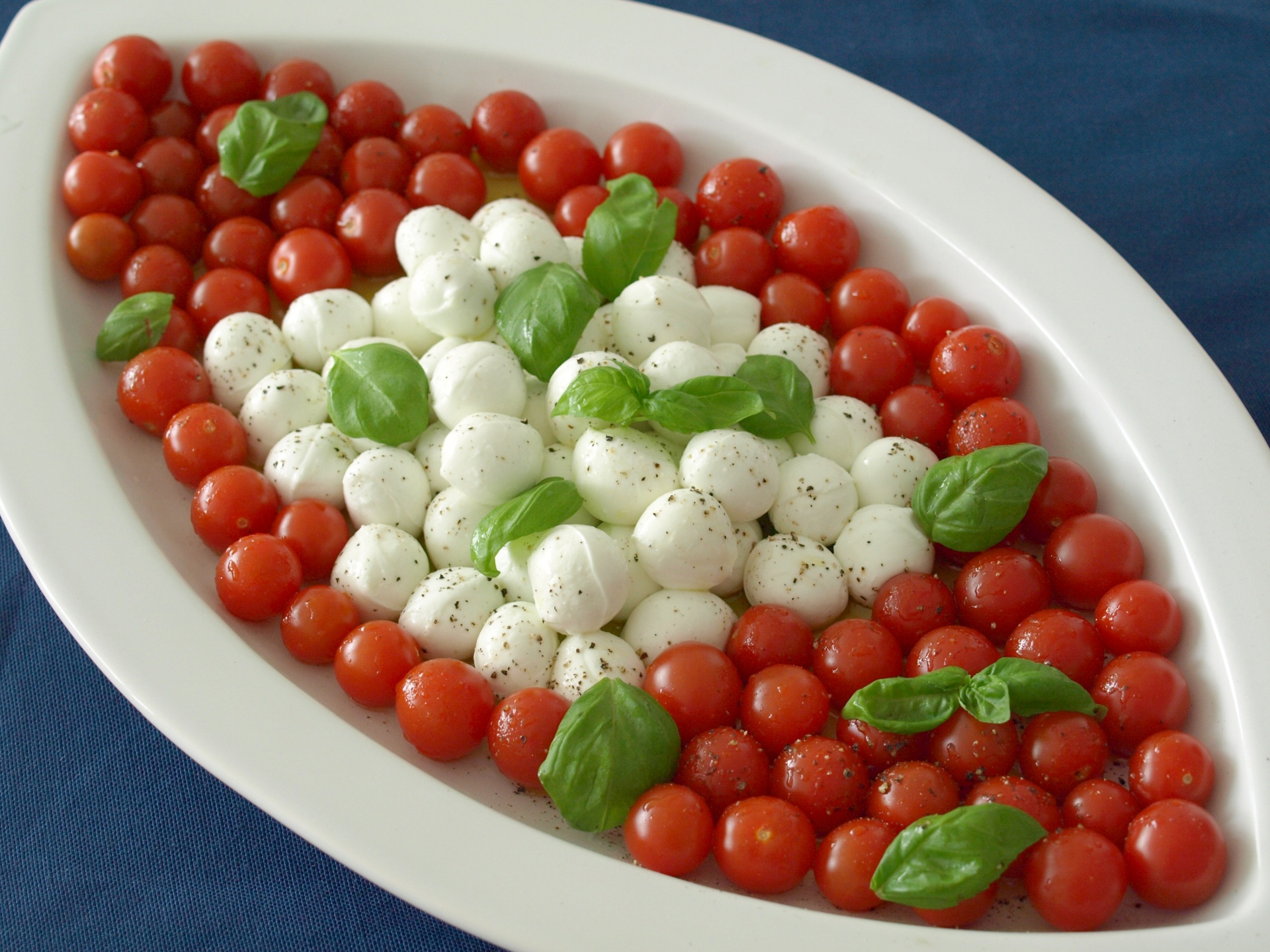 Kirschtomaten und Mozzarellakugeln
