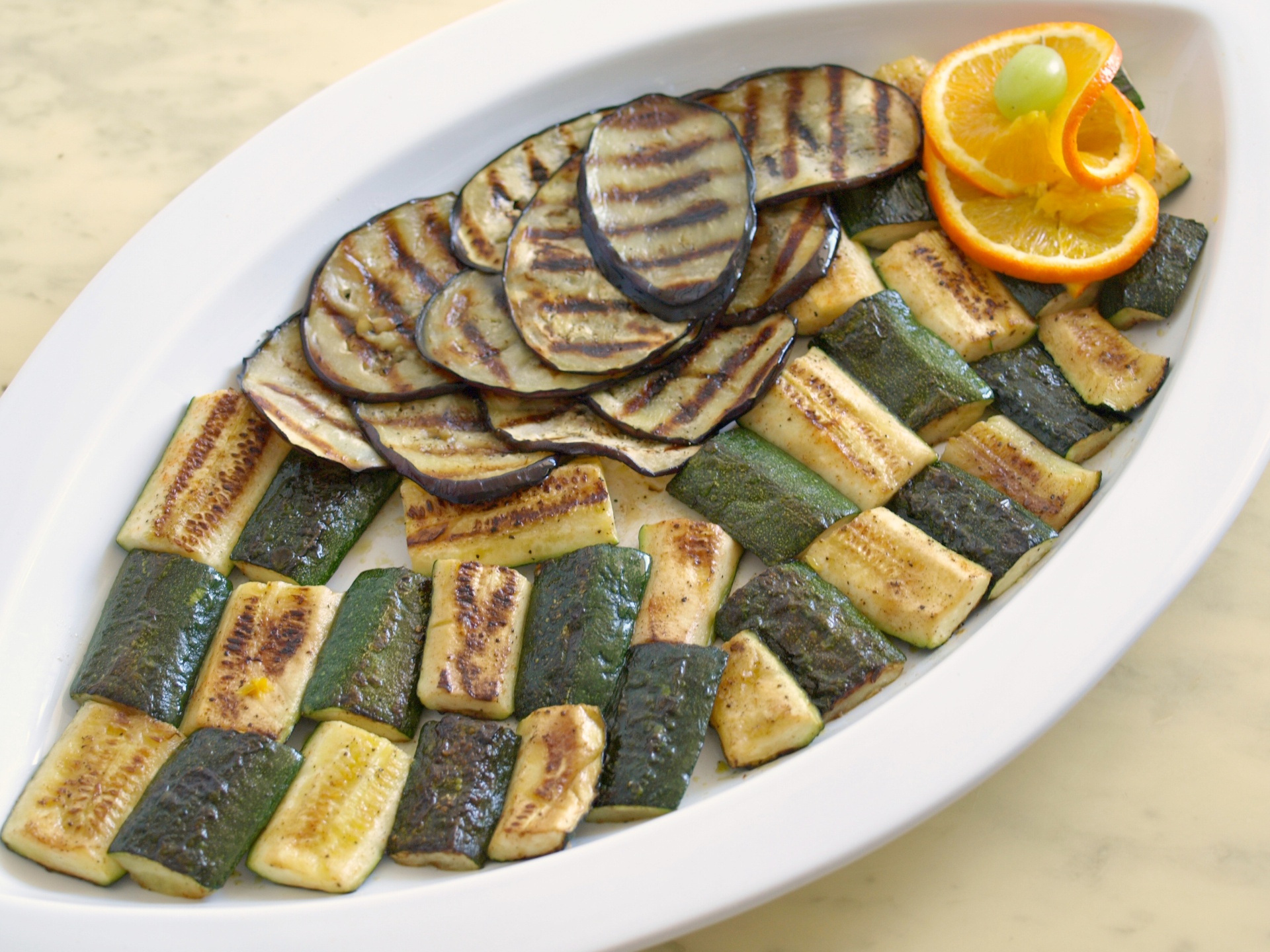 Gegrillte Zucchini und Auberginen