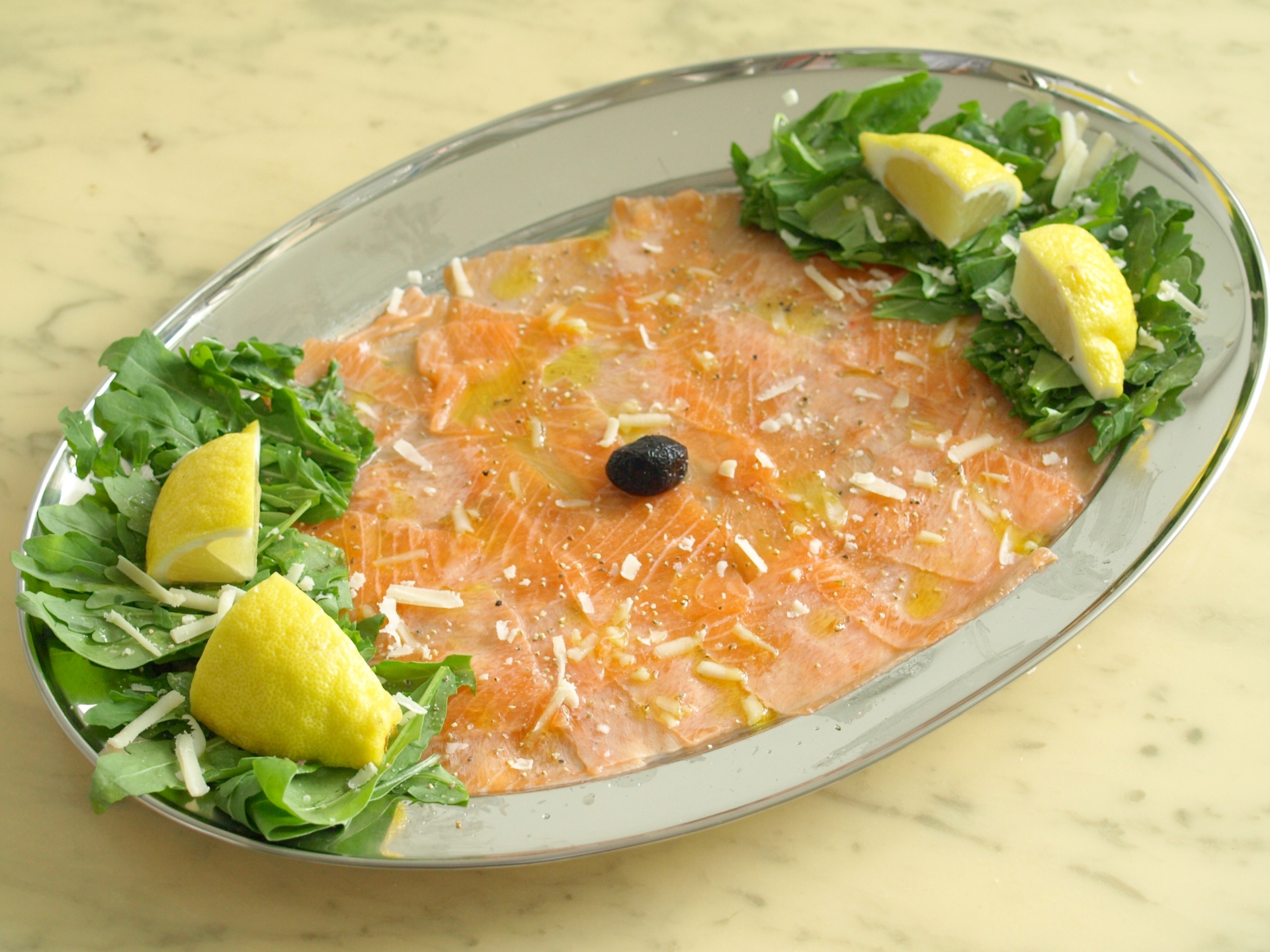 Lachscarpaccio mit Zitronenpfeffer und Rucola