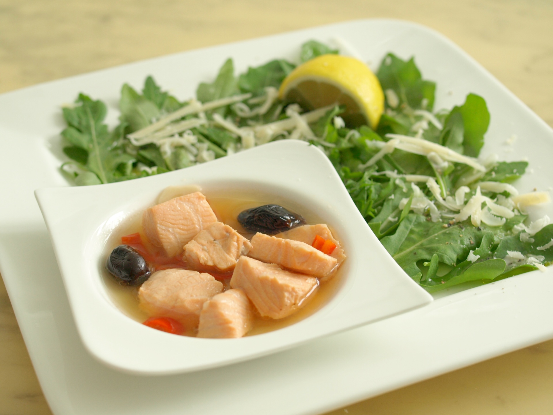 Pochierter Lachs im Sud