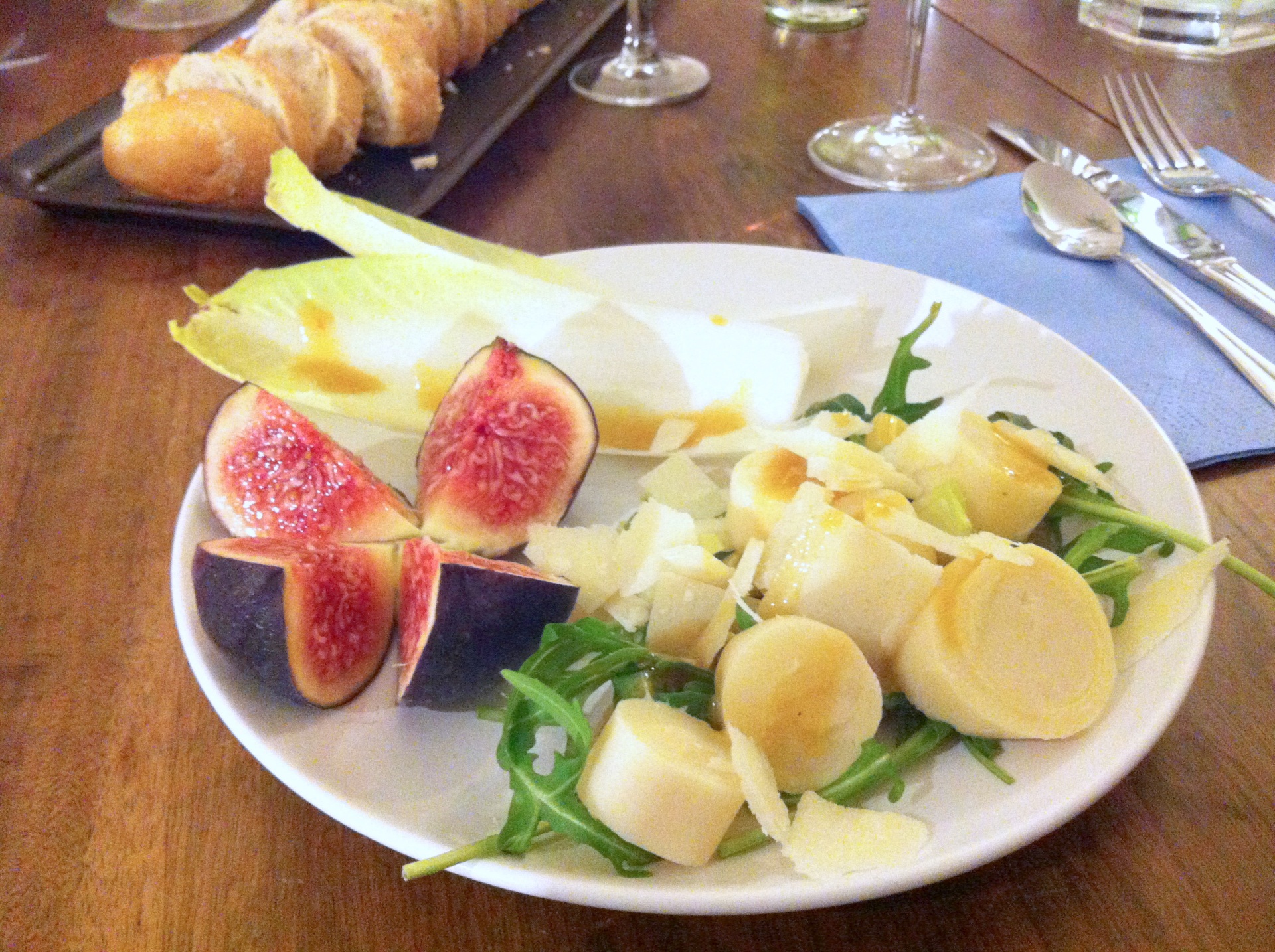 Rucola mit Palmenherzen und Feigen
