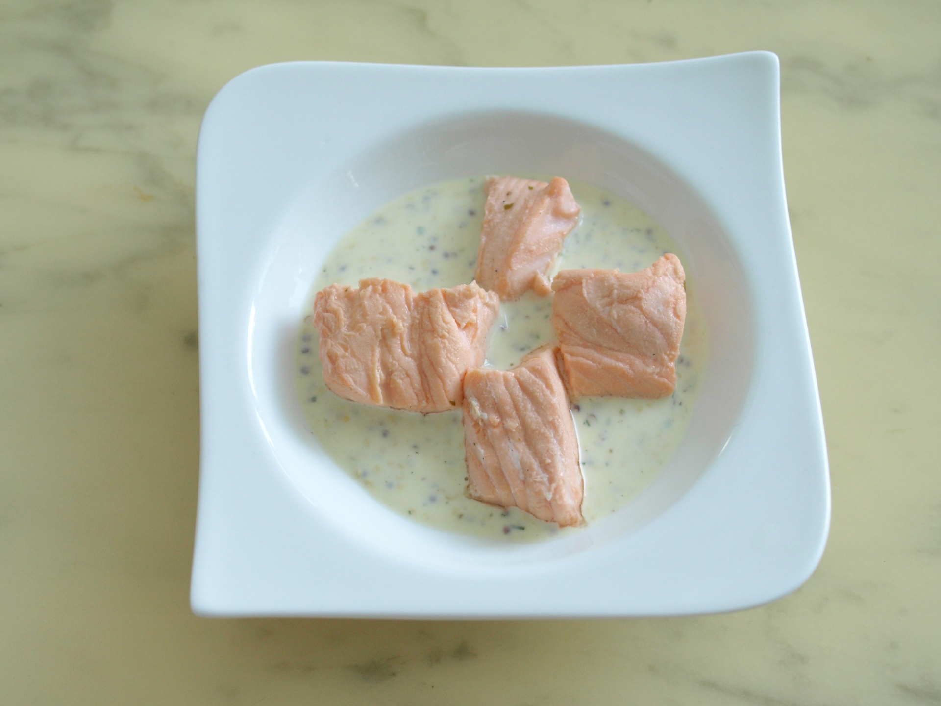 Pochierter Lachs auf Senfsauce