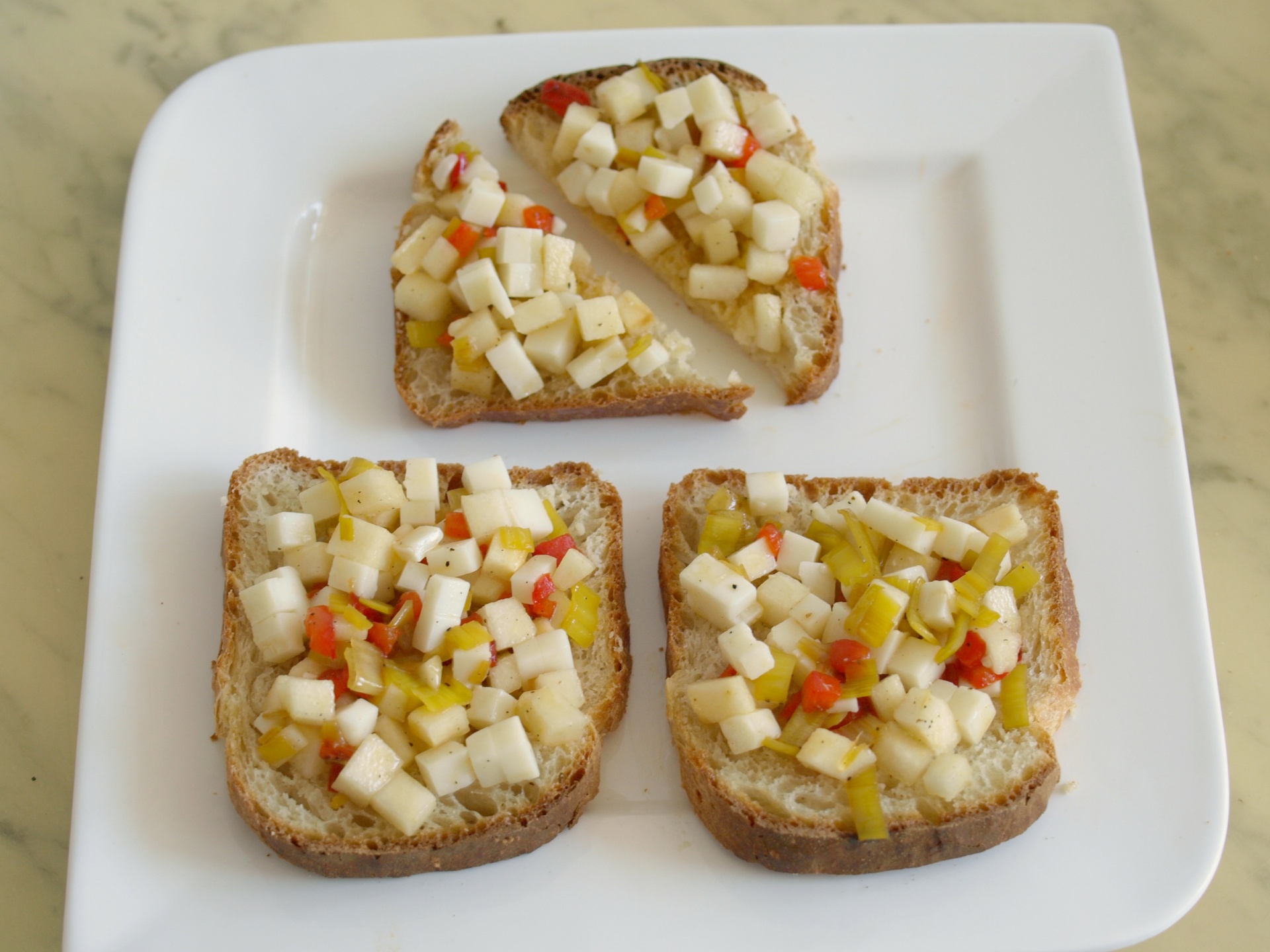 Birnen mit Ziegenkse auf Weibrot 