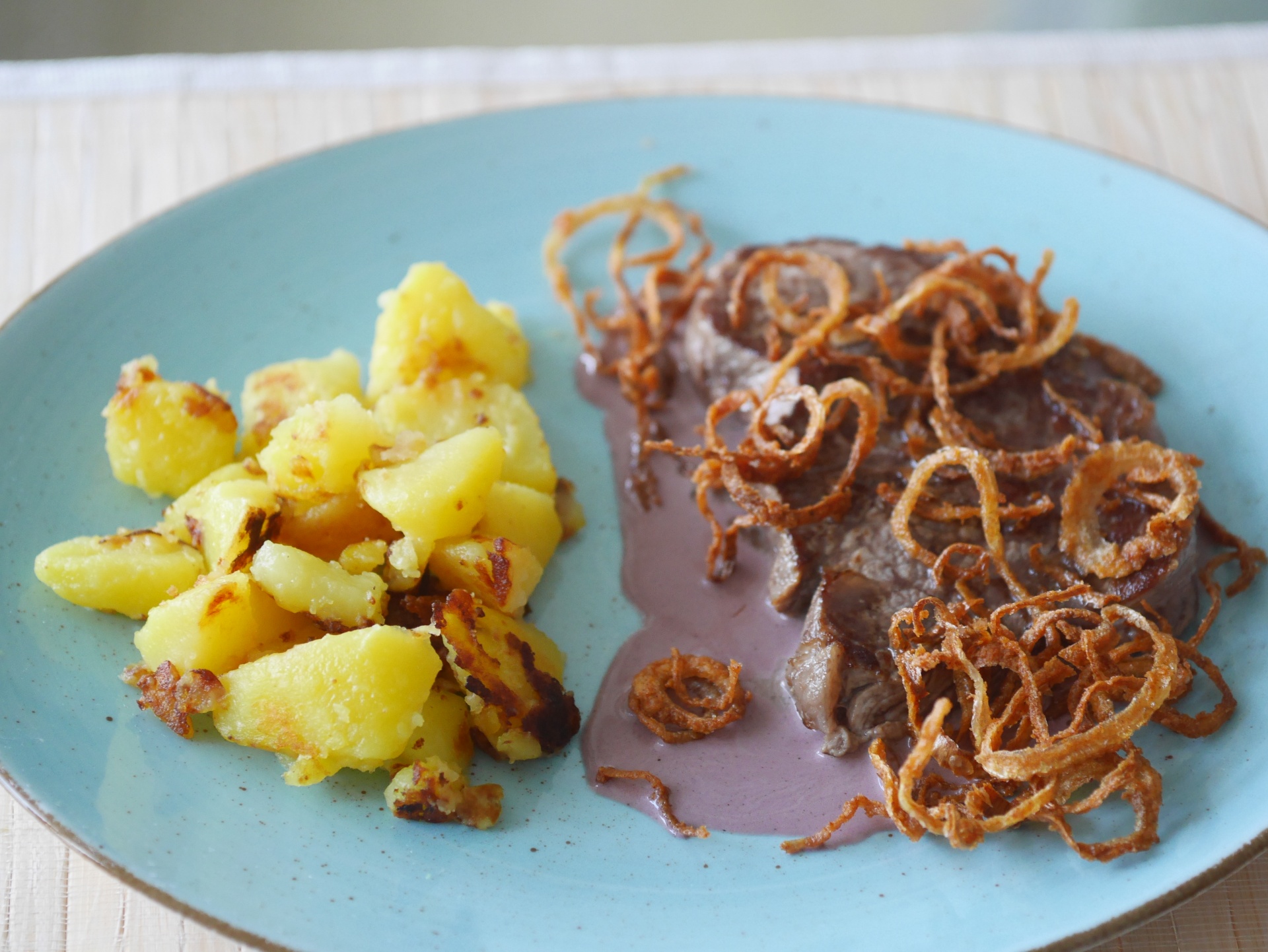 Zwiebelrostbraten mit Bratkartoffeln