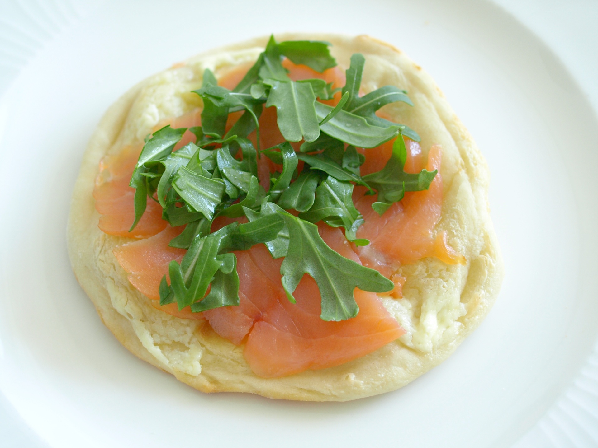 Flammkuchen mit Lachs und Rucola