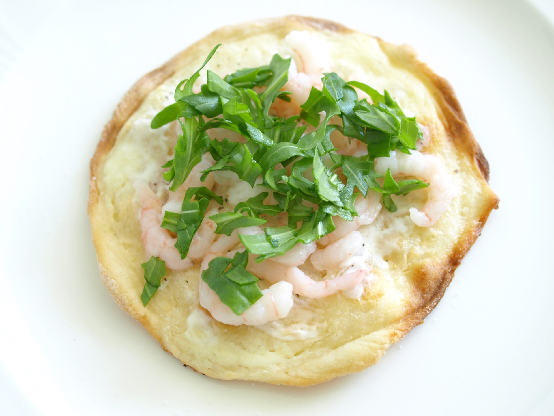 Flammkuchen mit Garnelen und Rucola