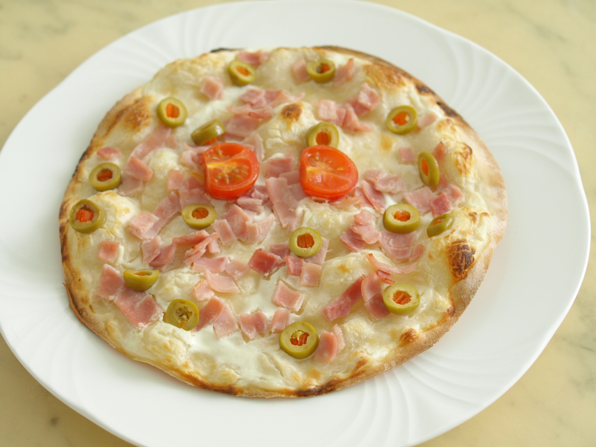 Flammkuchen mit Schinken und Oliven