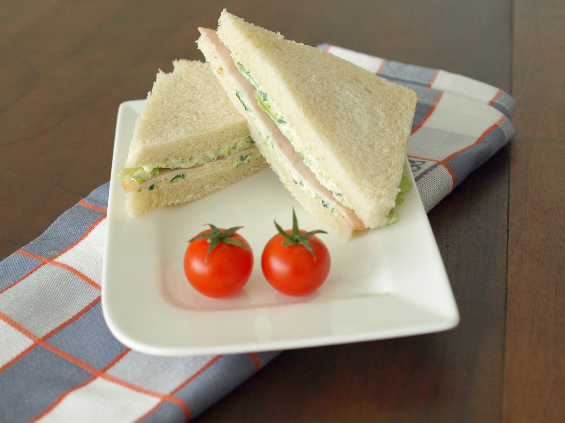Tramezzini mit Zucchini-Frischkse-Creme und
              Putenbrust