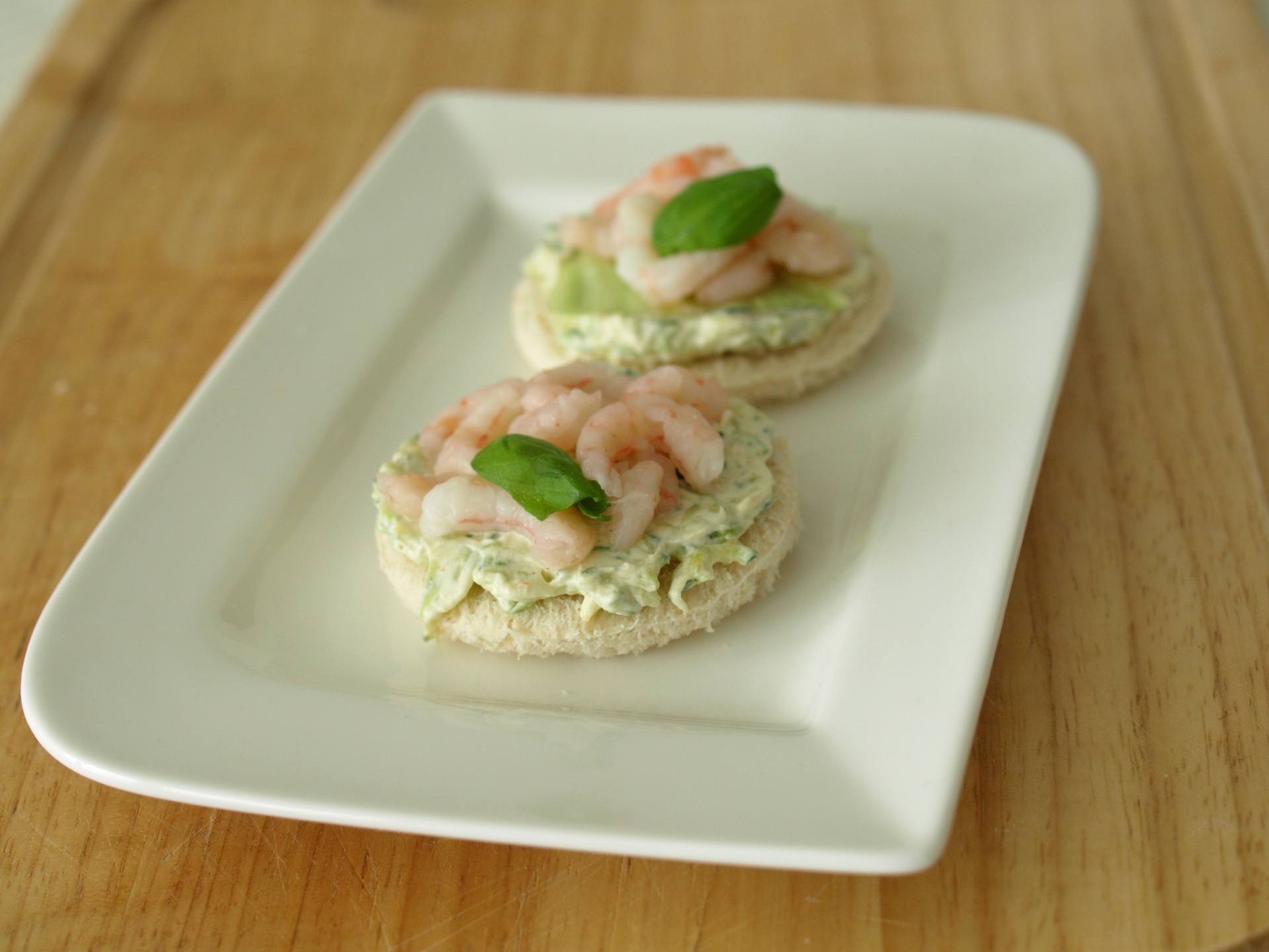 Canaps mit Eismeergarnelen auf
              Zucchini-Frischkse-Creme
