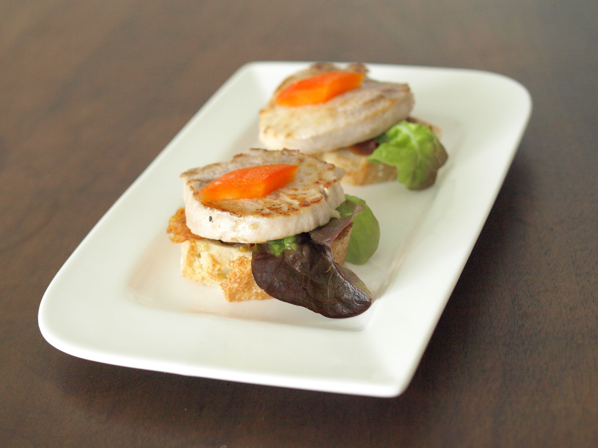 Canaps mit Schweinemedaillons