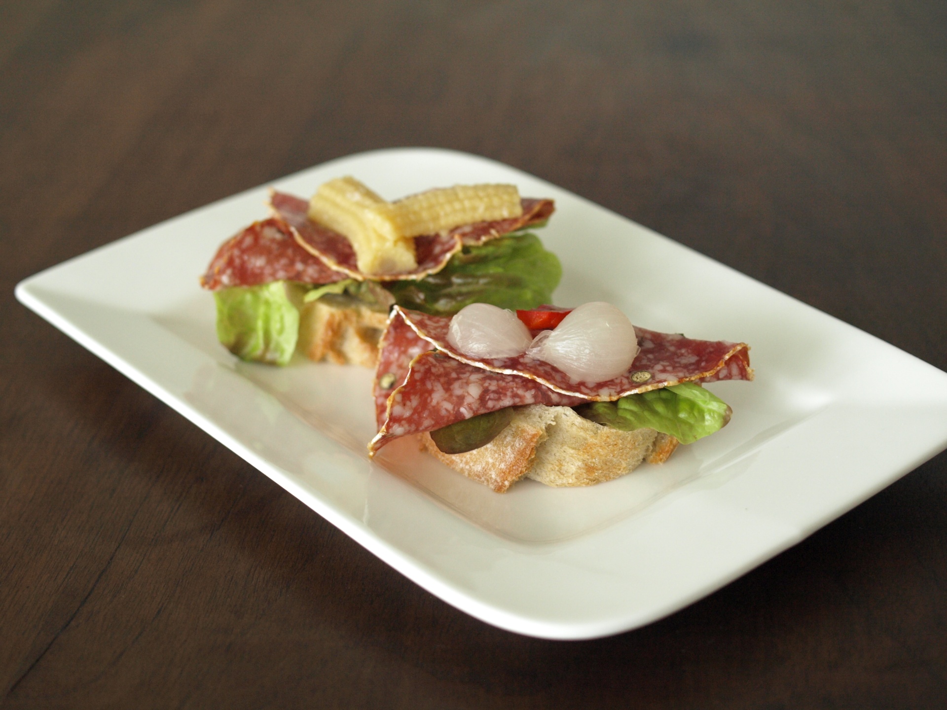 Canaps mit Baguette-Salami