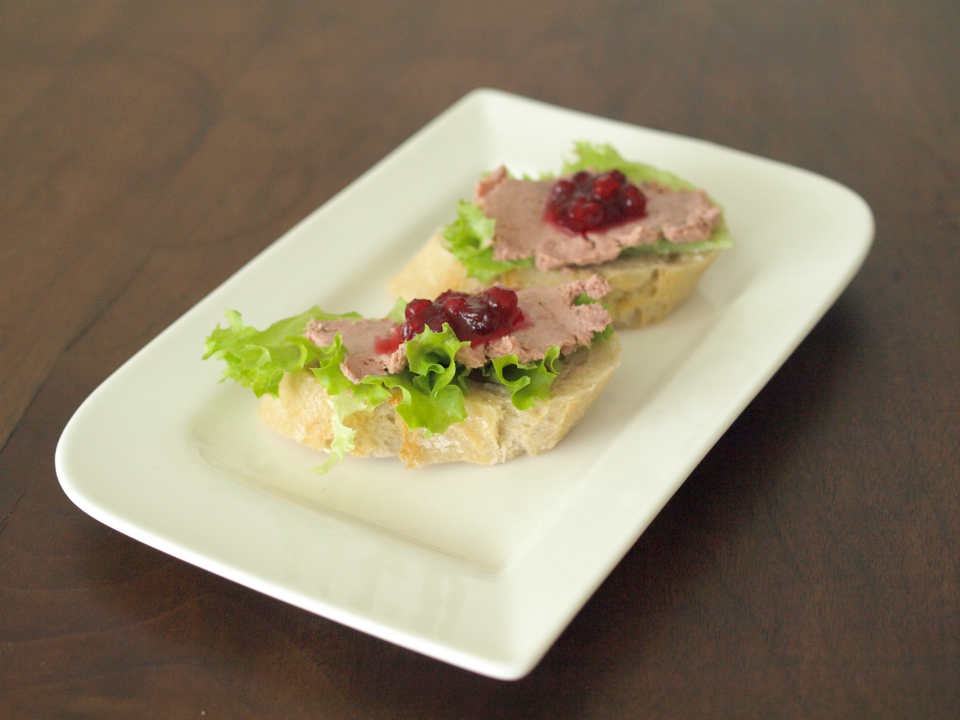 Canaps mit Pastete und Wildpreiselbeeren