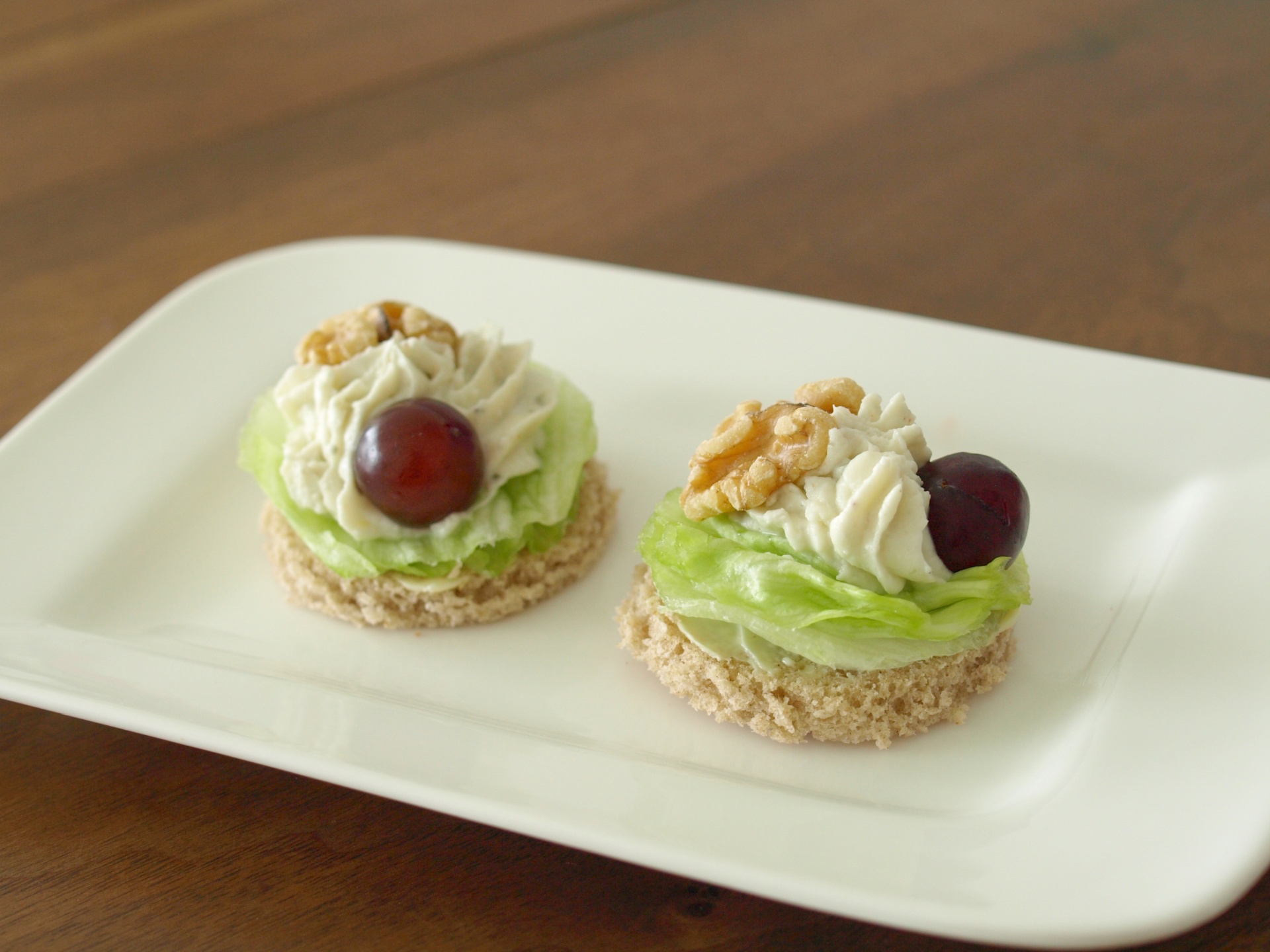 Roggenbrottaler mit Gorgonzolacreme und
              Walnssen