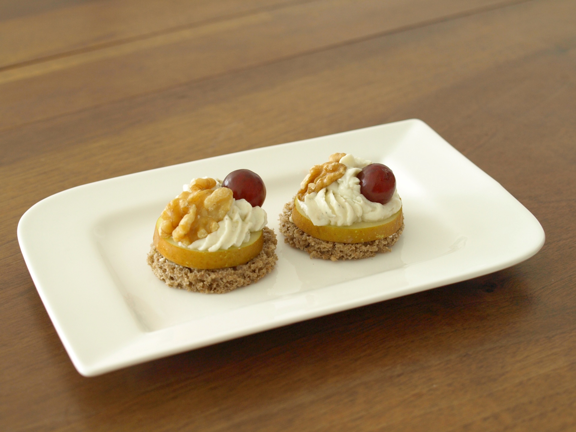 Roggenbrottaler mit Birne und Gorgonzolacreme
