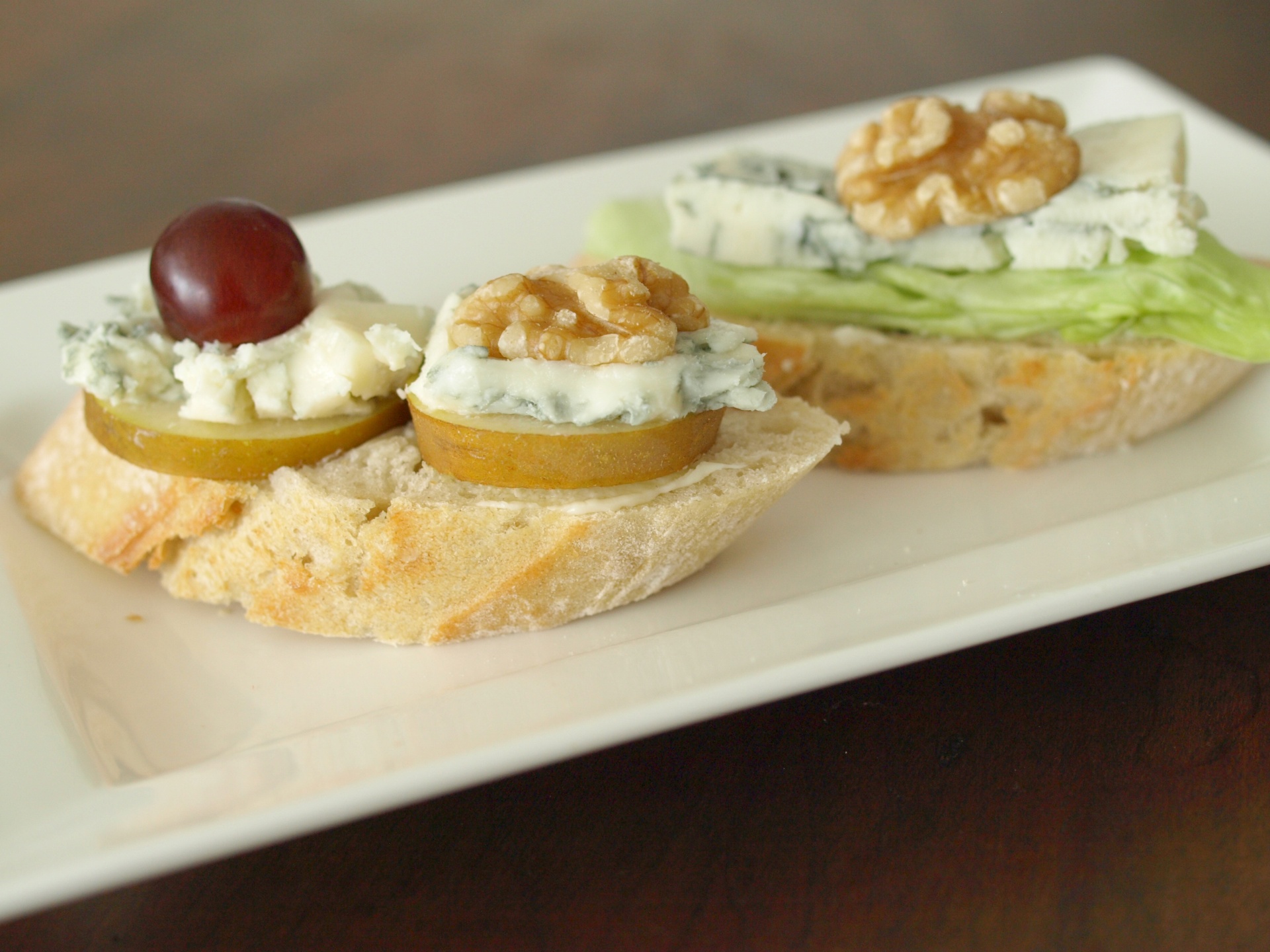 Canaps mit Gorgonzola und Birne
