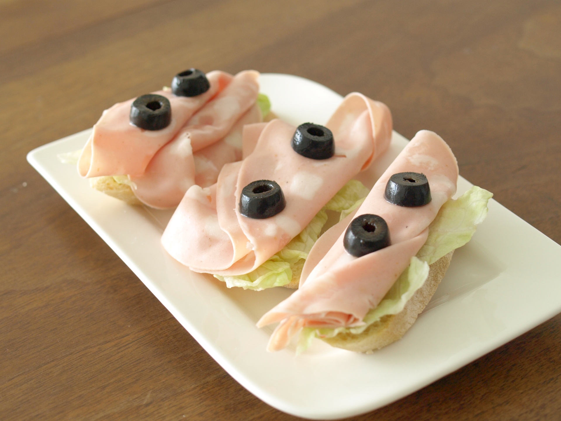 Canaps mit Mortadella und Olivenscheiben