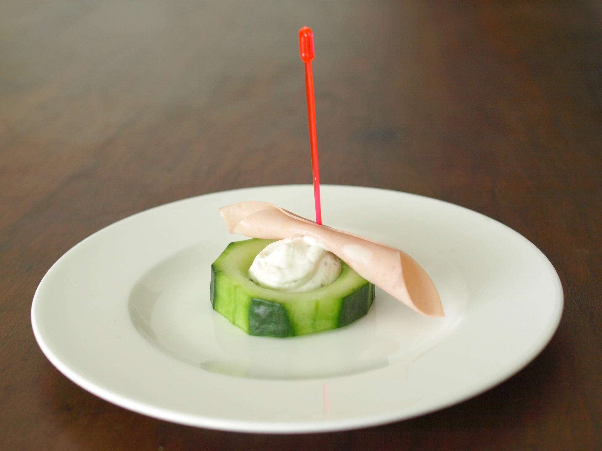 Gurkenschlchen mit Kruterfrischkse und
              Mortadella