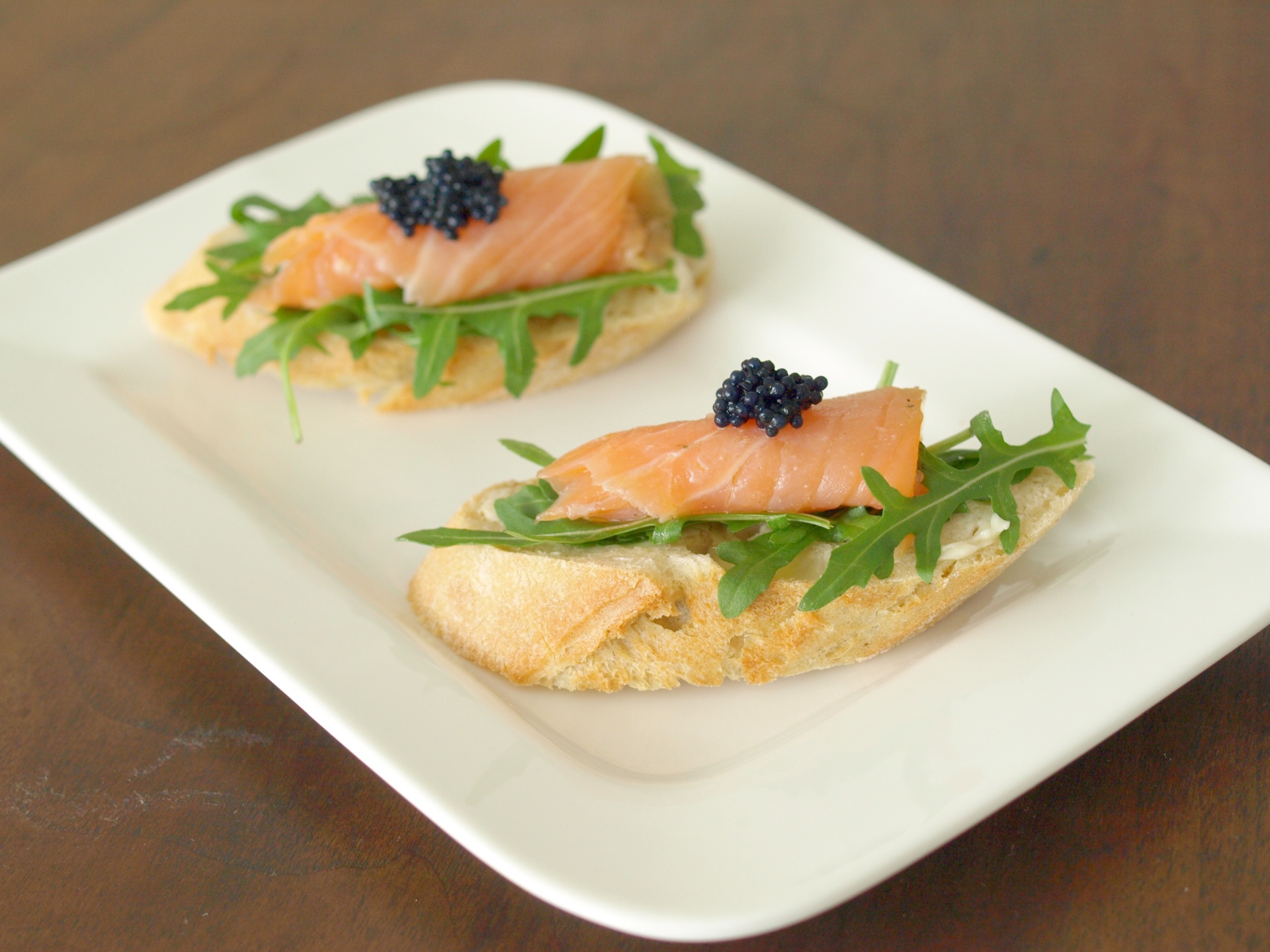 Canaps mit Rucherlachs auf Rucola