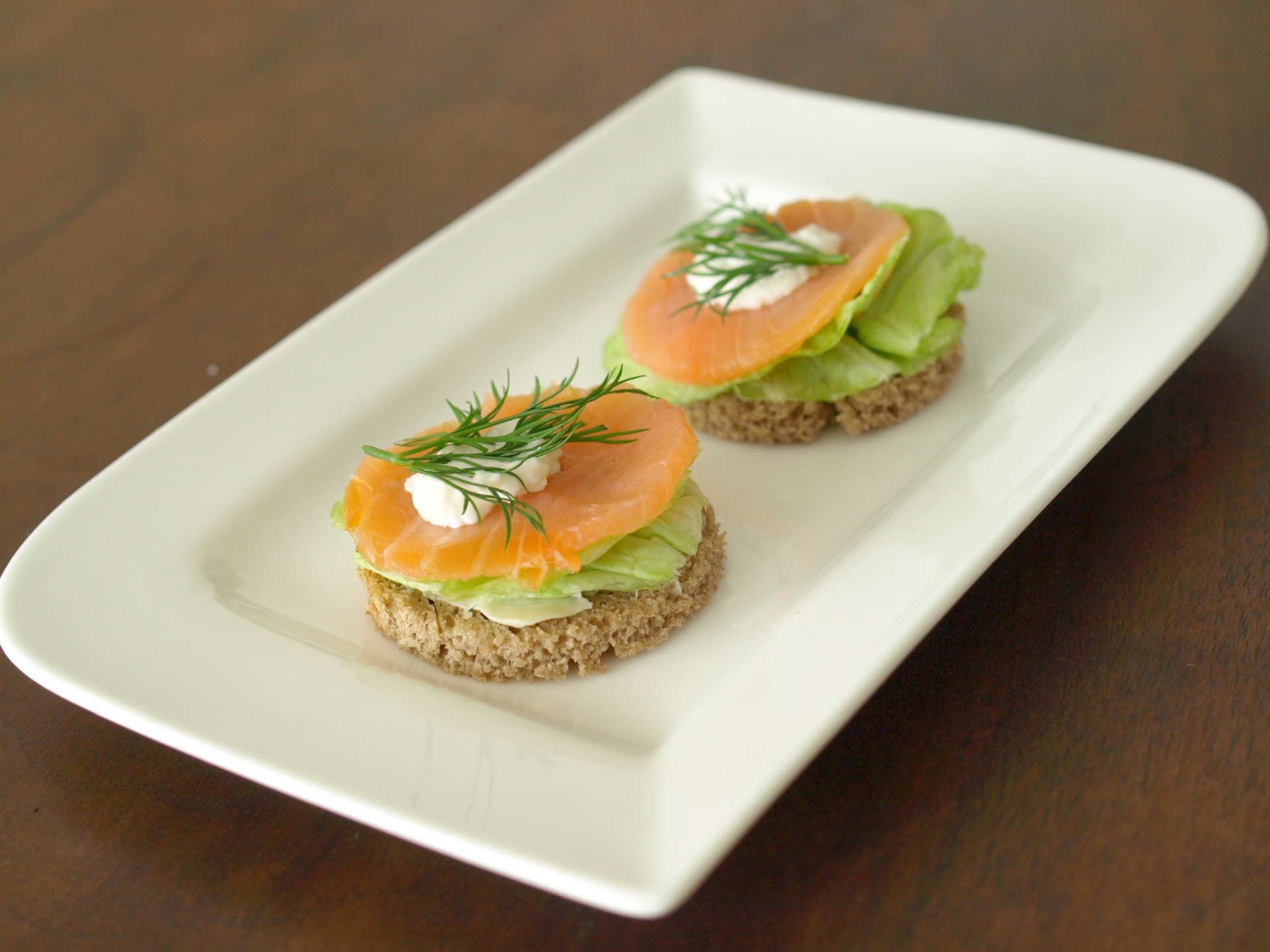 Roggenbrottaler mit Rucherlachs und
              Sahnemeerrettich