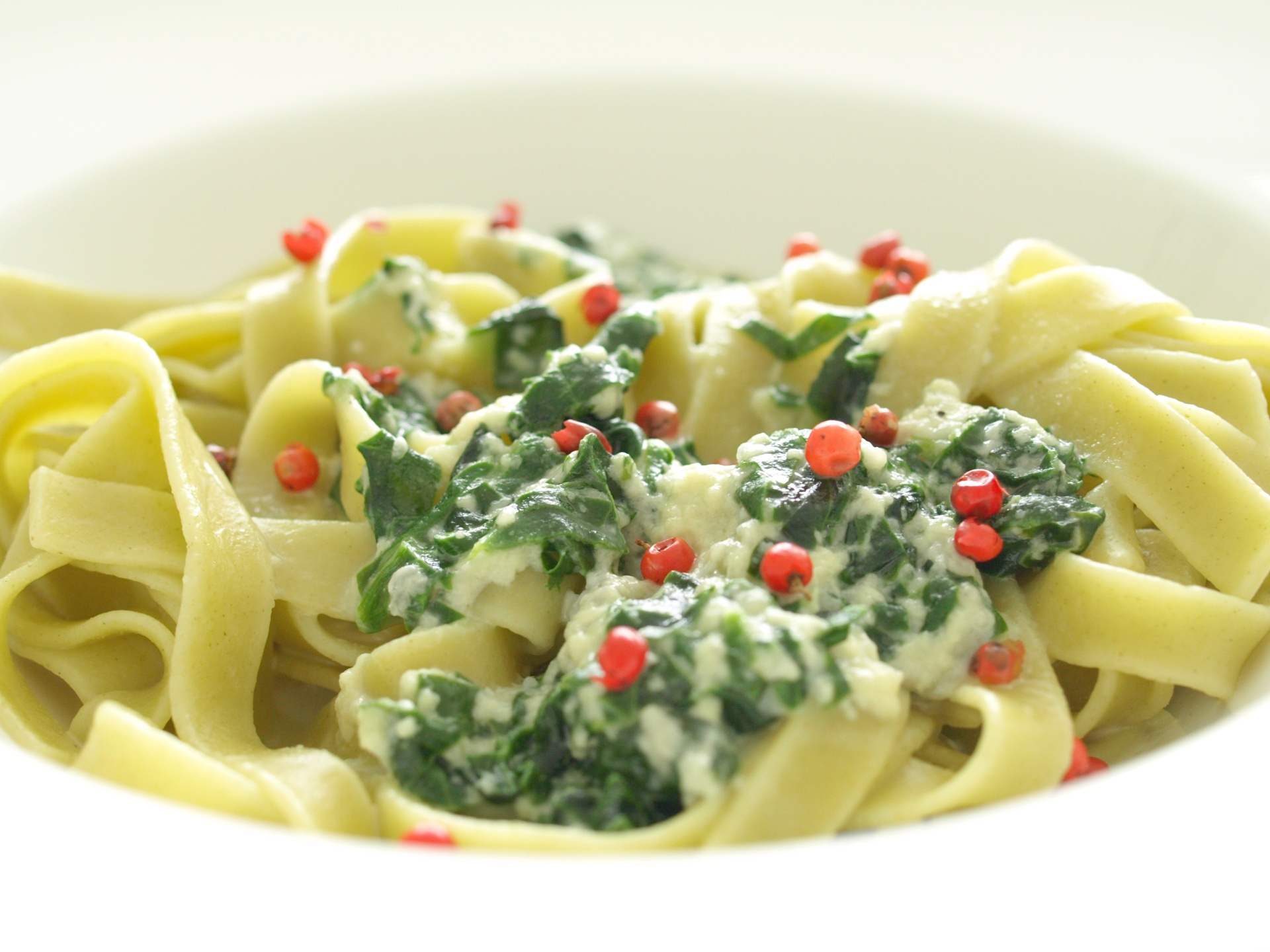 Grne Bandnudeln mit Gorgonzola-Spinat-Sauce
              und Rosa Beeren