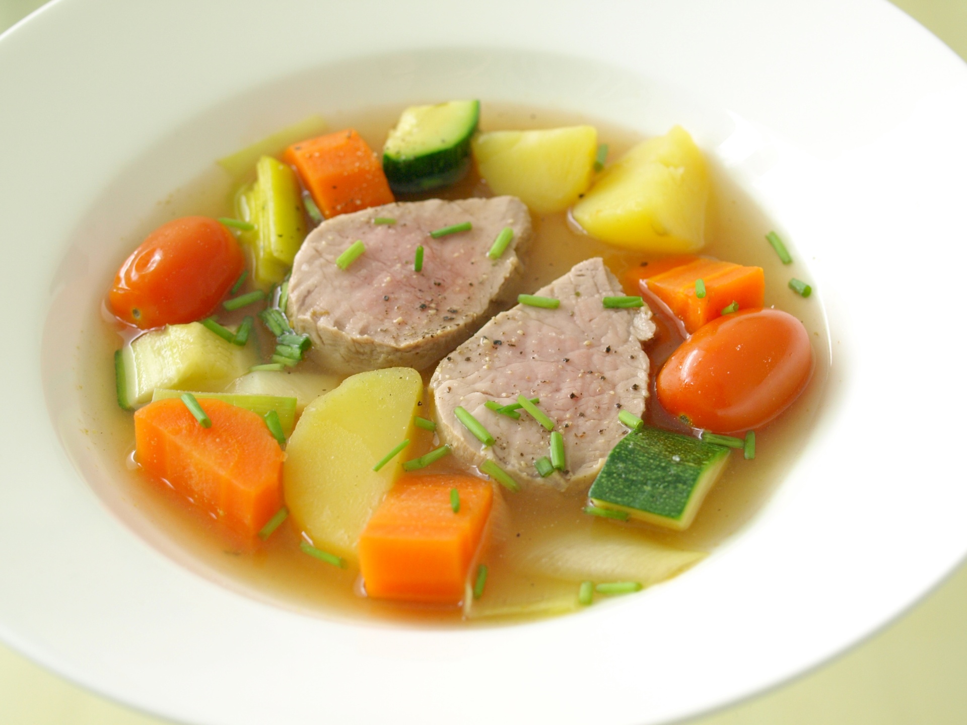 Pochiertes Schweinefilet im Gemsesud