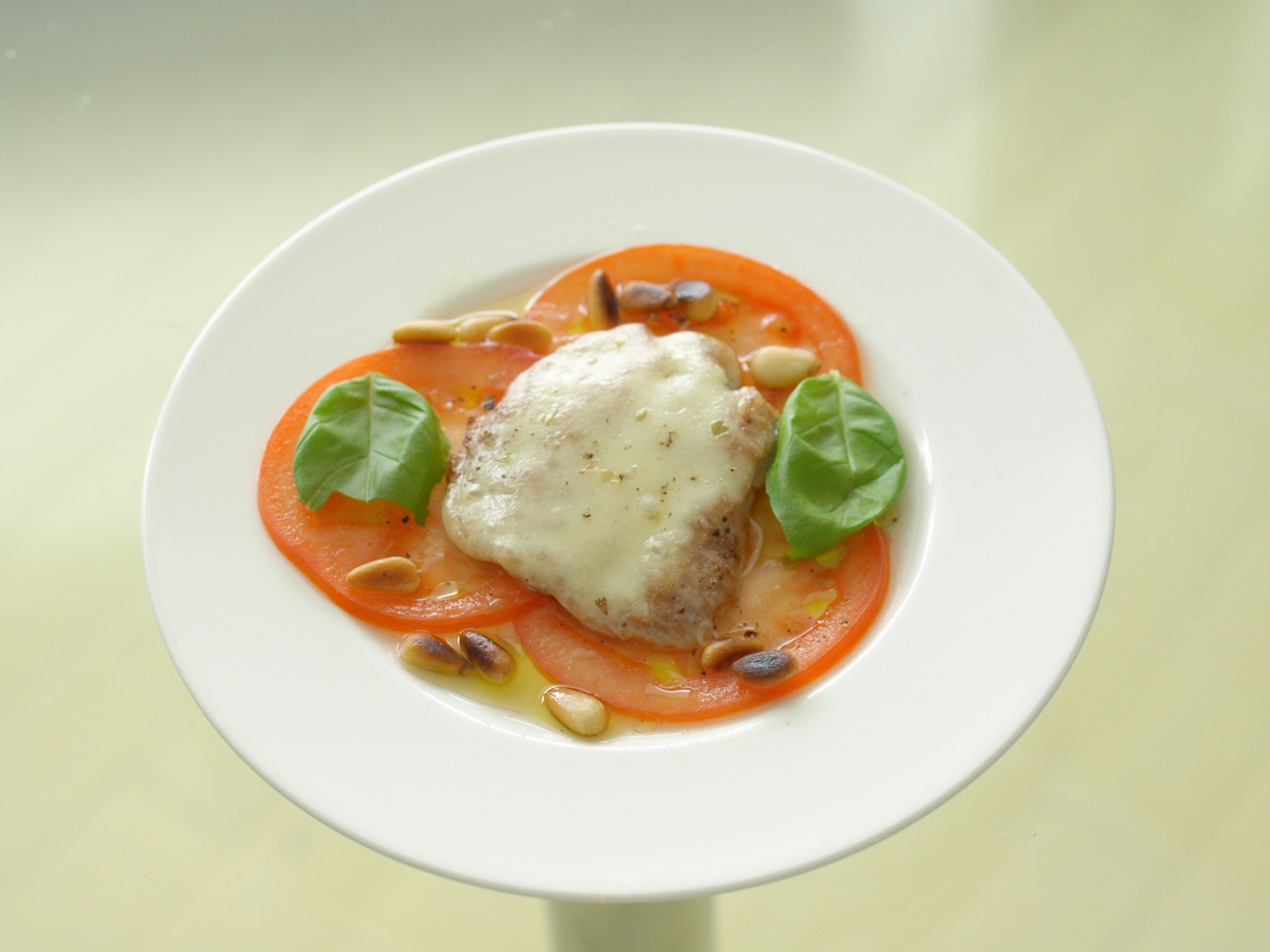 Kalbsfilet mit Mozzarella auf
              Tomatencarpaccio