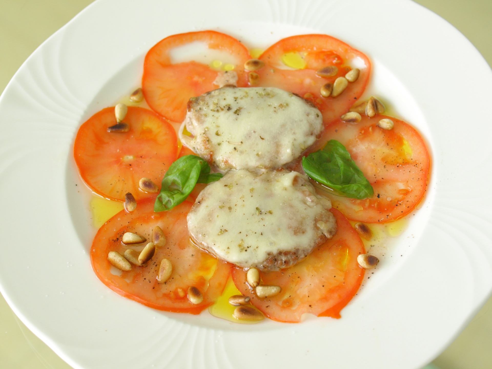 Schweinefilet mit Mozzarella berbacken auf
              Tomatencarpaccio