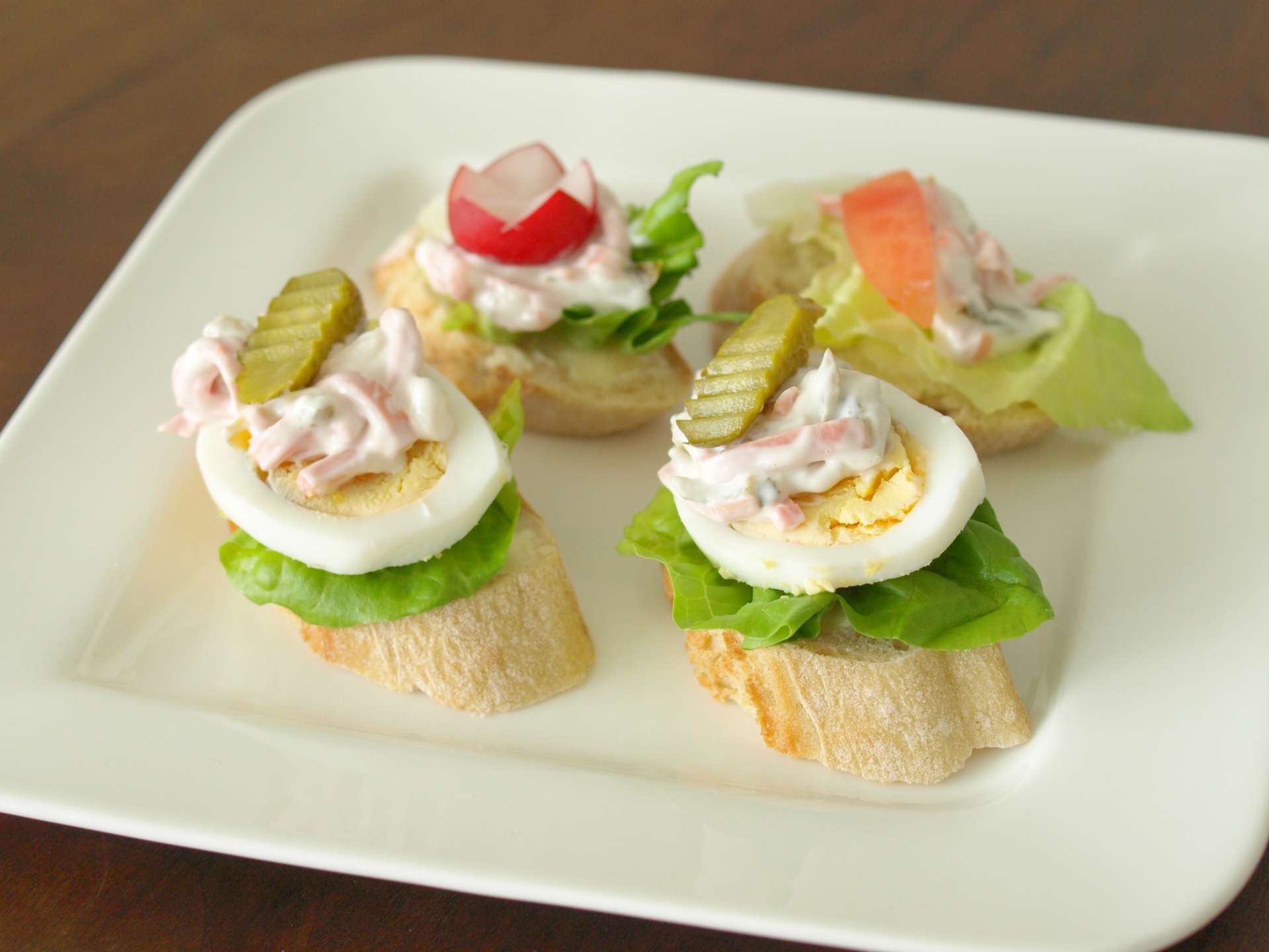 Canaps mit Fleischsalat