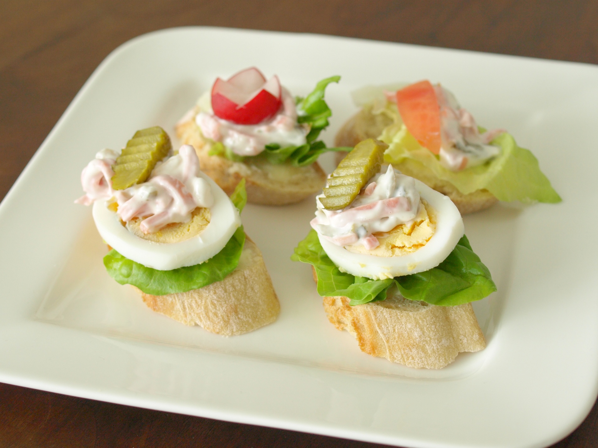 Canapés mit Fleischsalat